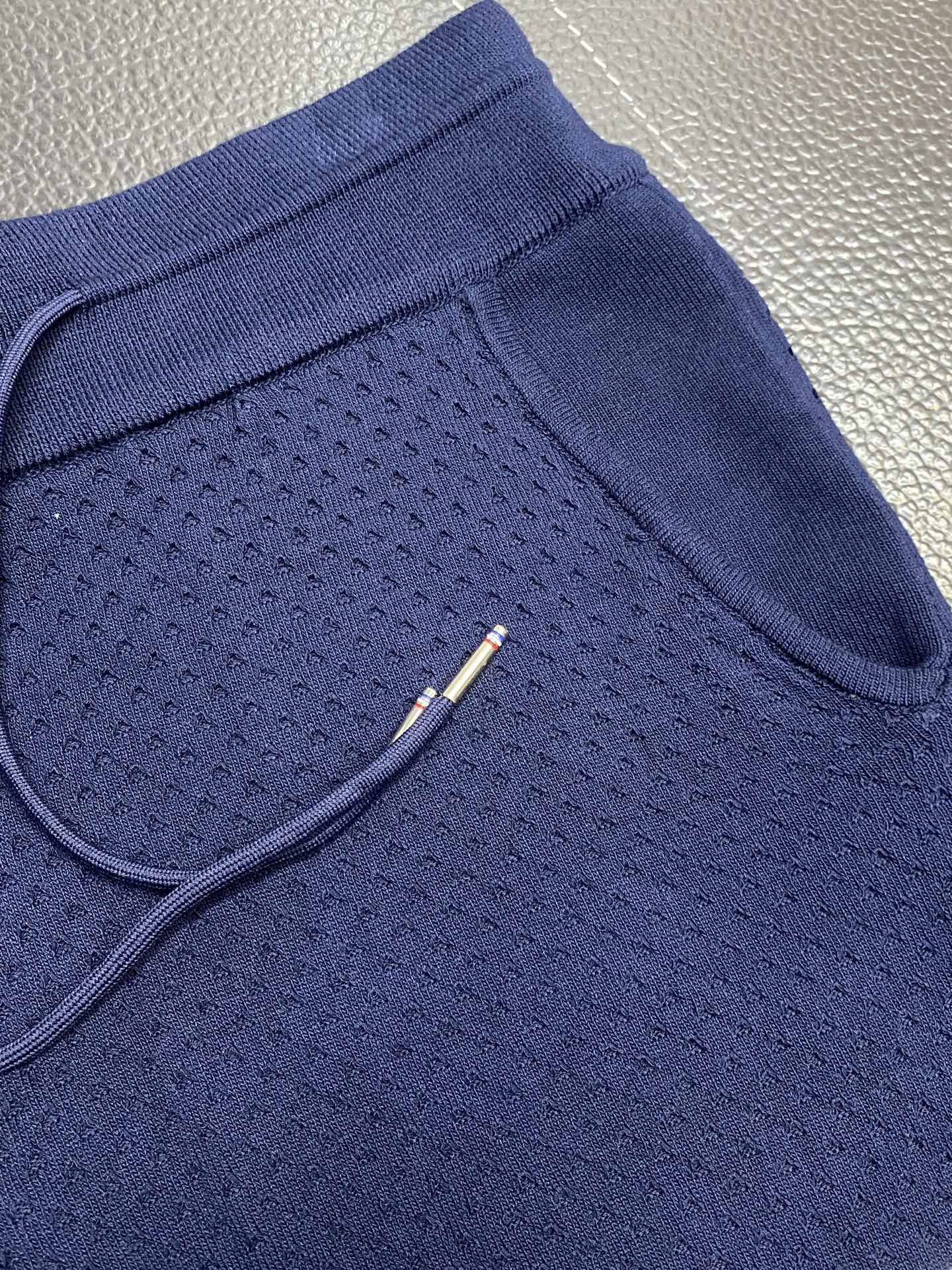 。THOM BROWNE汤姆布朗💥独家专供新款休闲短裤🩳高端版本 专柜定制面料 透气舒适度高，细节无可挑