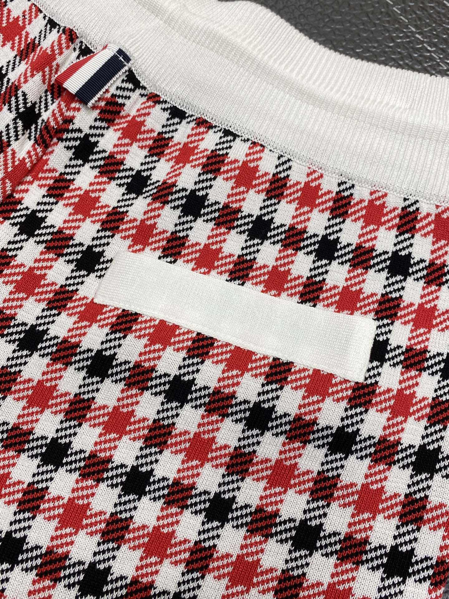 。THOM BROWNE汤姆布朗💥独家专供新款休闲短裤🩳高端版本 专柜定制面料 透气舒适度高，细节无可挑