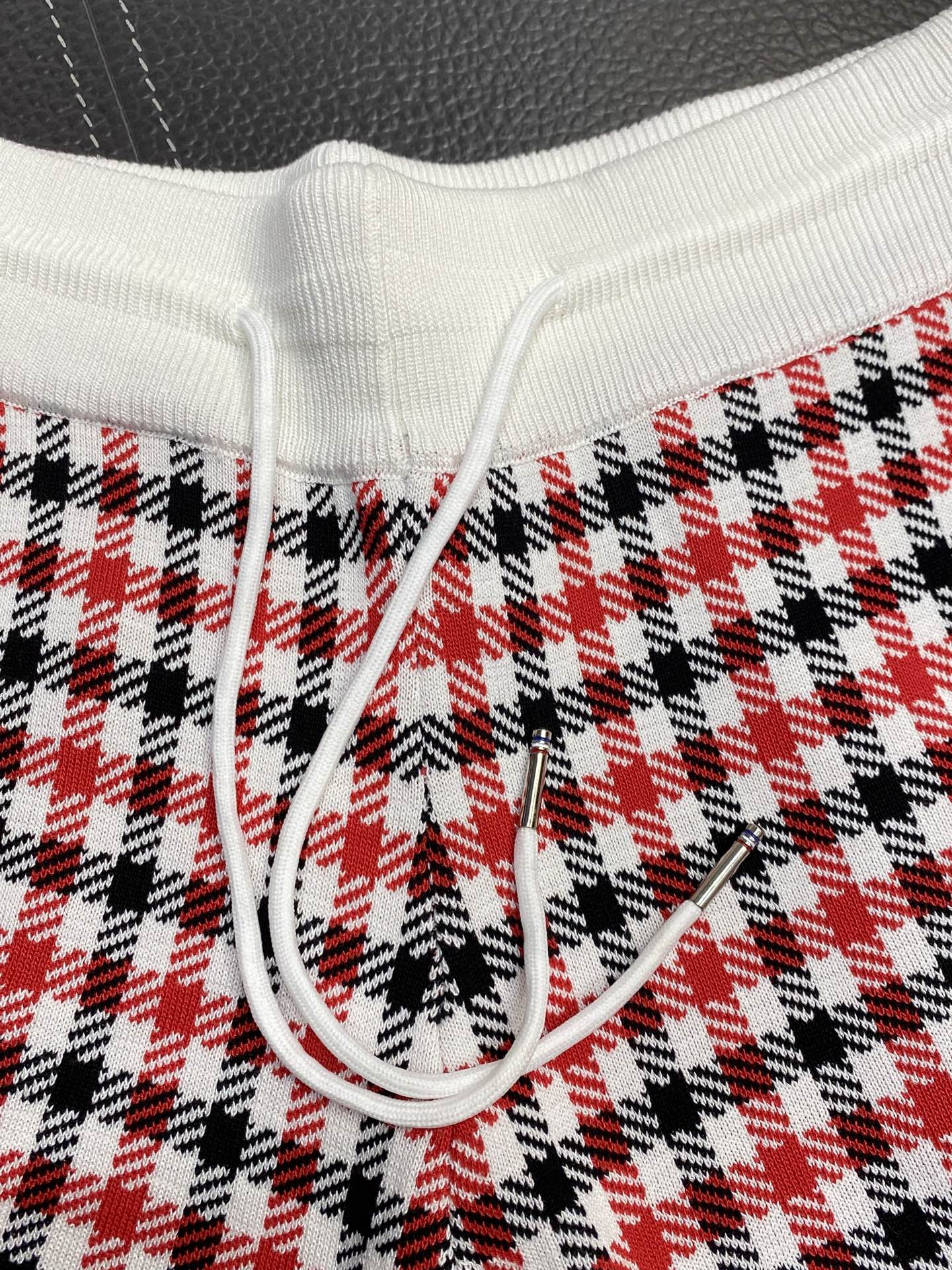 。THOM BROWNE汤姆布朗💥独家专供新款休闲短裤🩳高端版本 专柜定制面料 透气舒适度高，细节无可挑