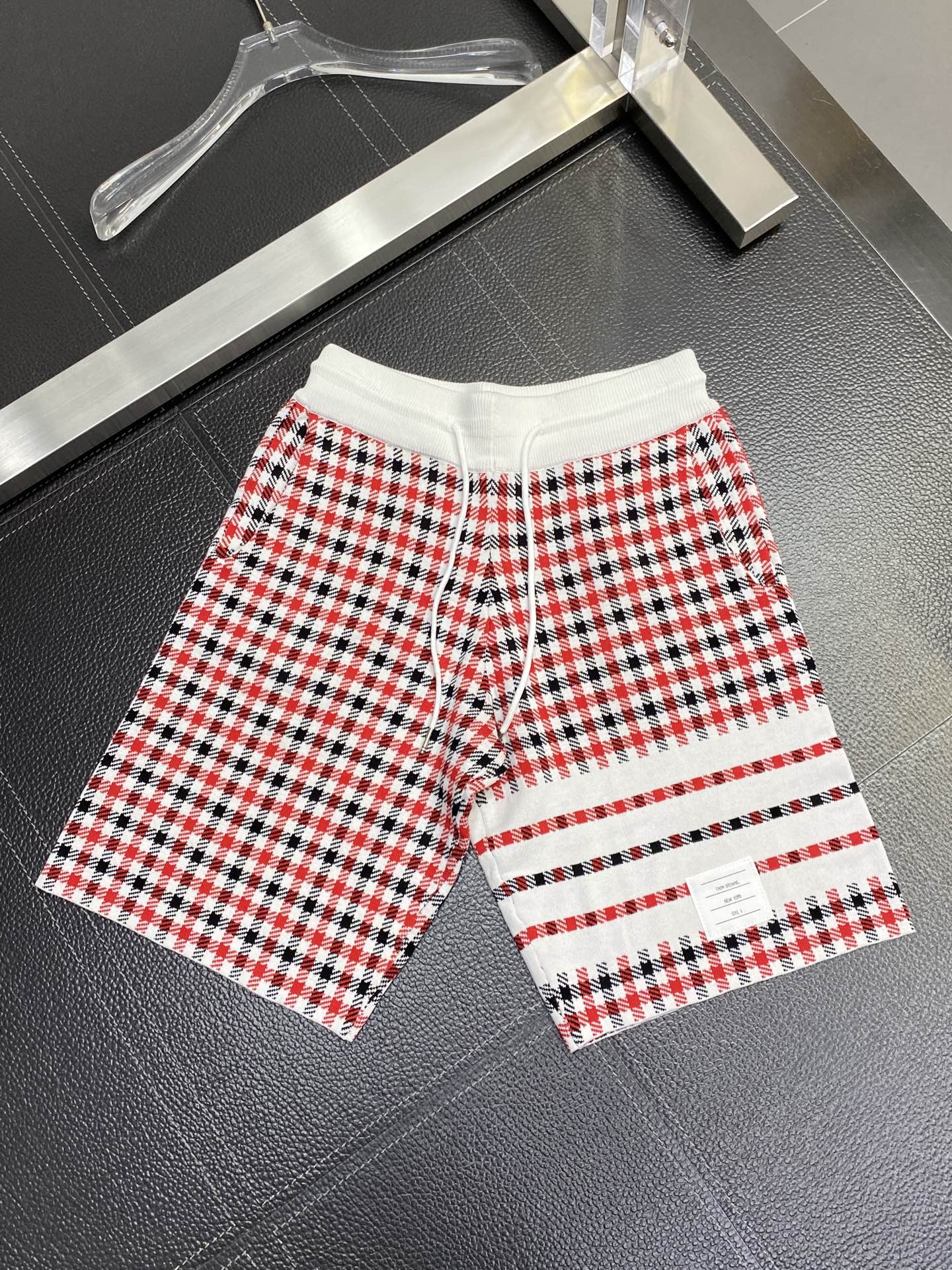 。THOM BROWNE汤姆布朗💥独家专供新款休闲短裤🩳高端版本 专柜定制面料 透气舒适度高，细节无可挑