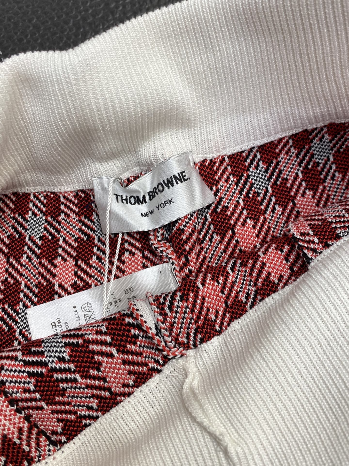 。THOM BROWNE汤姆布朗💥独家专供新款休闲短裤🩳高端版本 专柜定制面料 透气舒适度高，细节无可挑