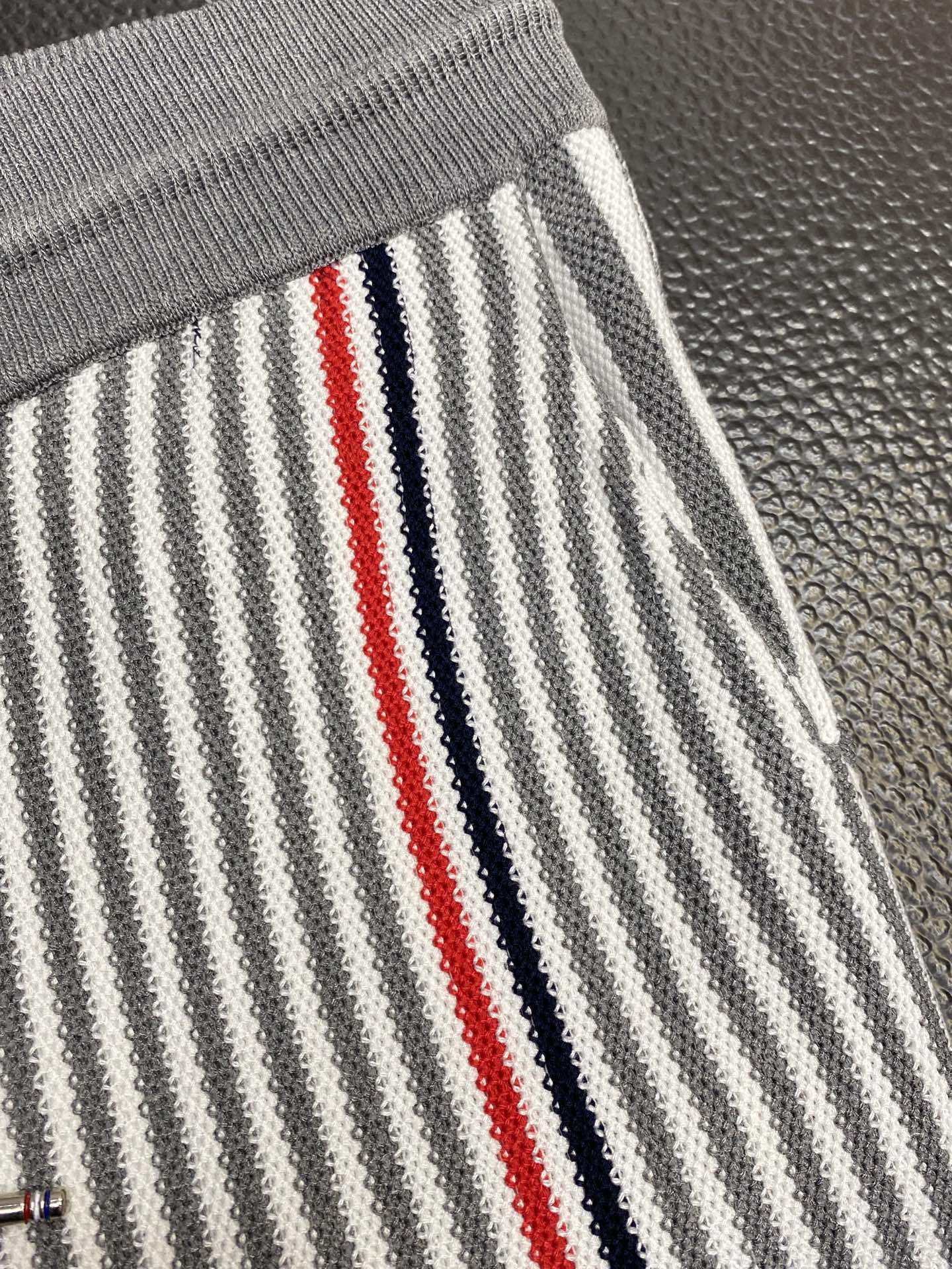 。THOM BROWNE汤姆布朗💥独家专供新款休闲短裤🩳高端版本 专柜定制面料 透气舒适度高，细节无可挑