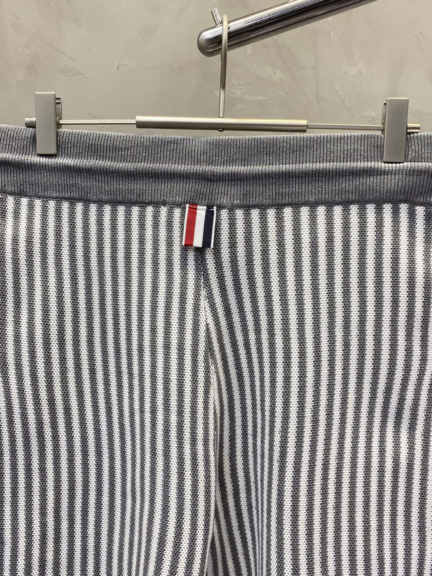 。THOM BROWNE汤姆布朗💥独家专供新款休闲短裤🩳高端版本 专柜定制面料 透气舒适度高，细节无可挑