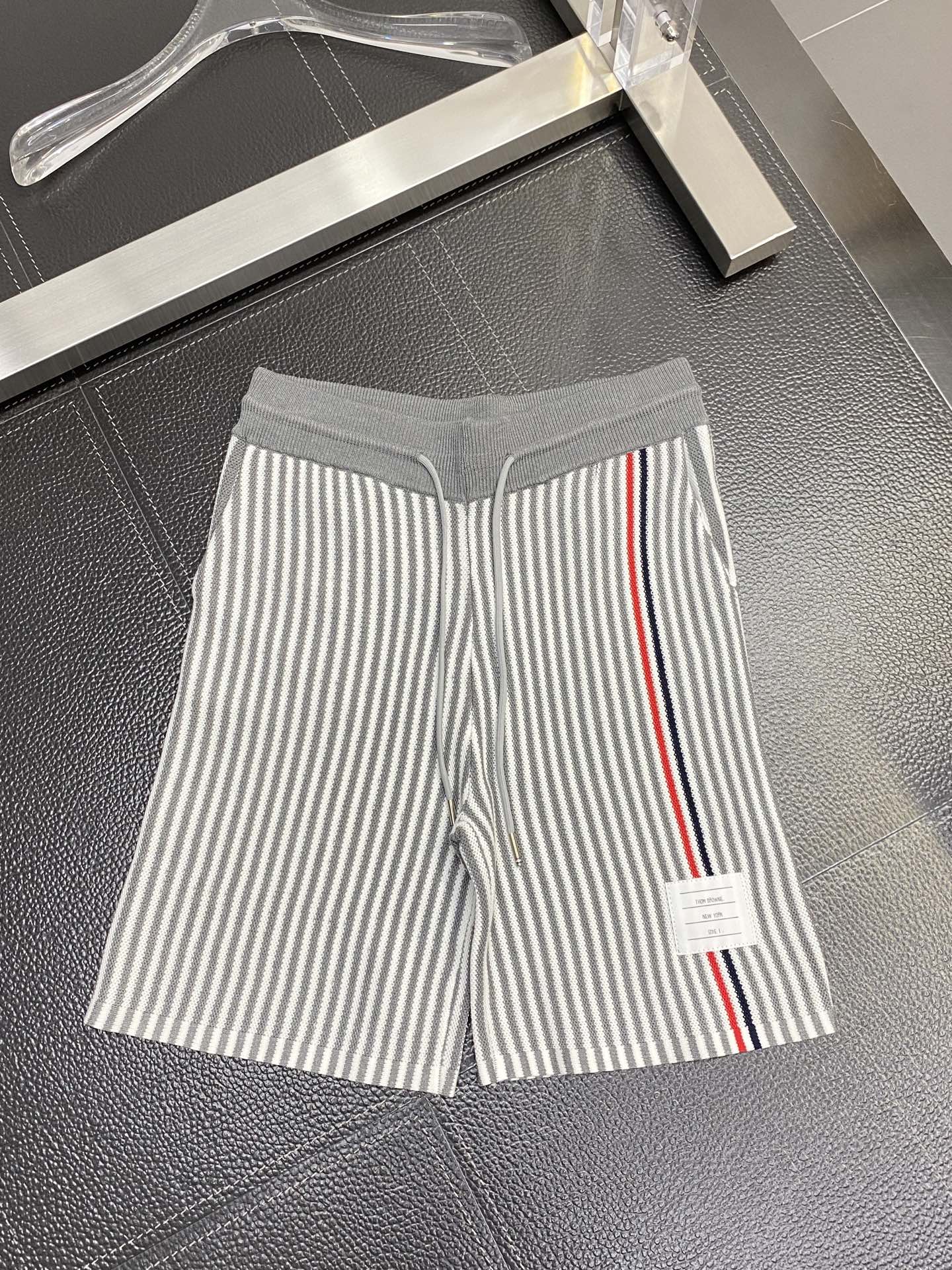 。THOM BROWNE汤姆布朗💥独家专供新款休闲短裤🩳高端版本 专柜定制面料 透气舒适度高，细节无可挑