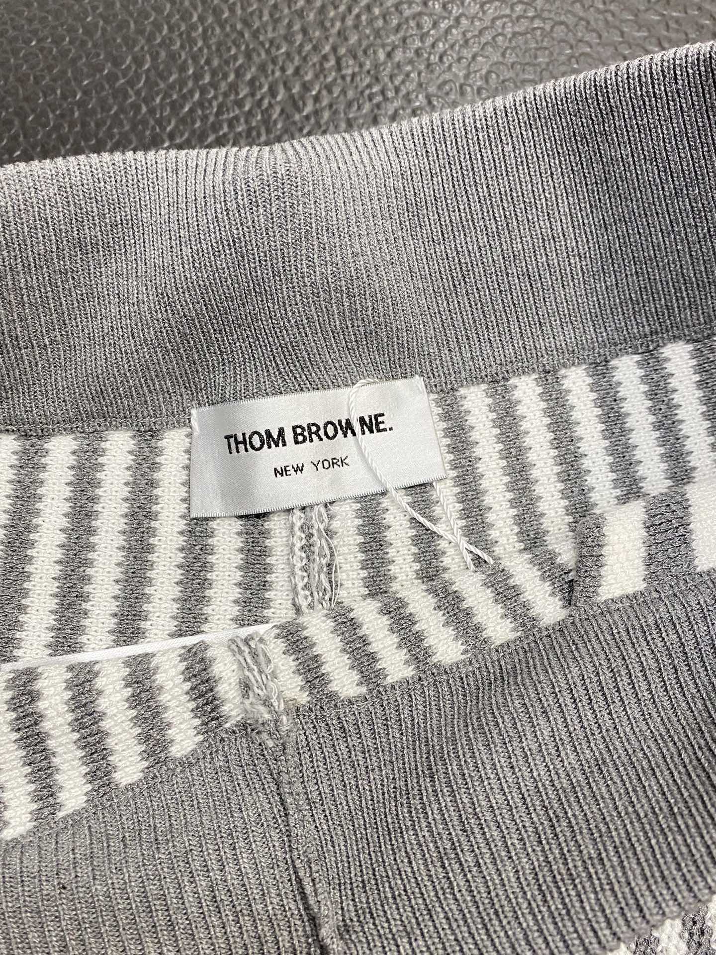 。THOM BROWNE汤姆布朗💥独家专供新款休闲短裤🩳高端版本 专柜定制面料 透气舒适度高，细节无可挑