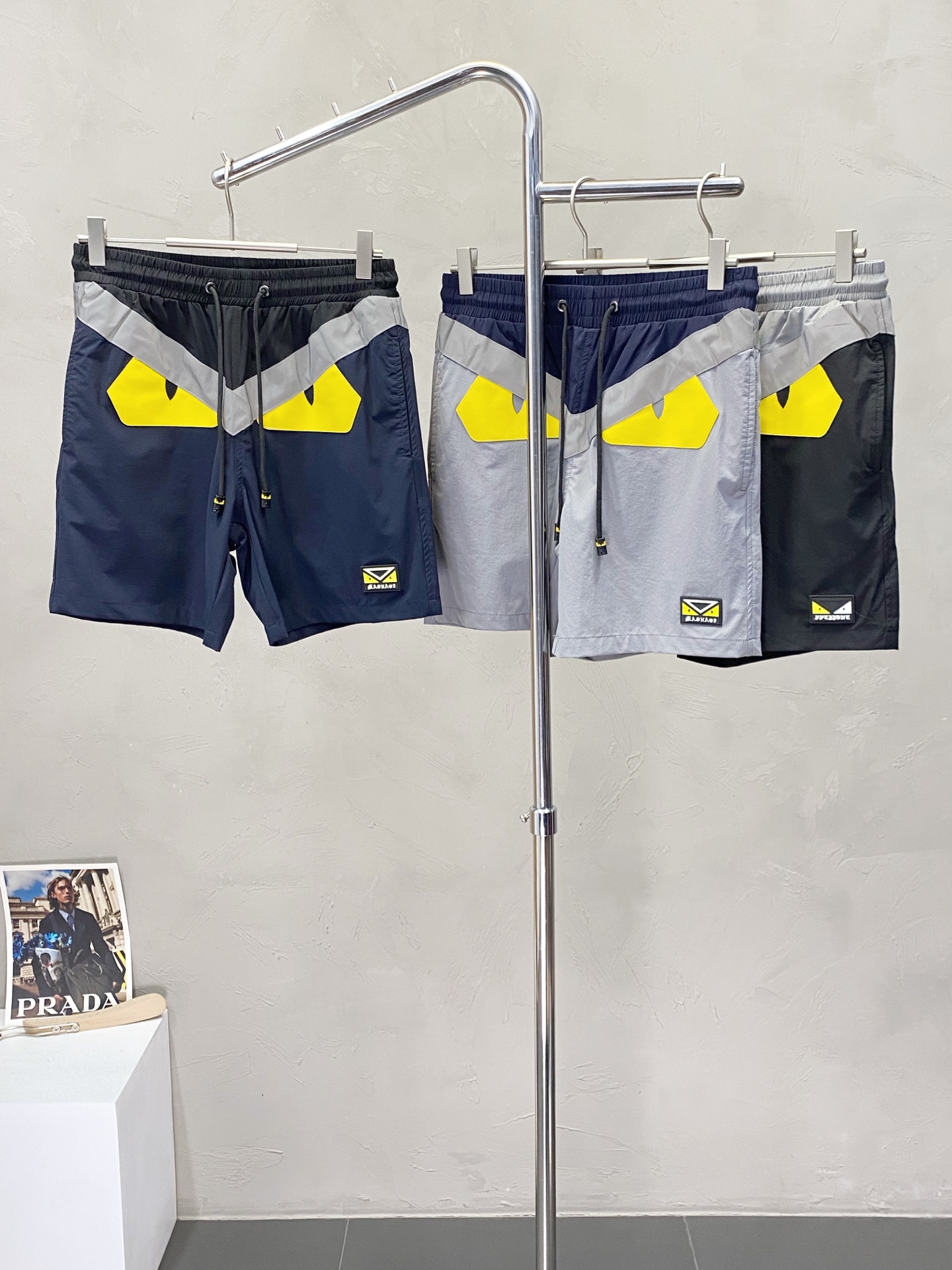 。FENDI芬迪💥独家专供新款春夏休闲短裤🩳高端版本！专柜定制面料 透气舒适度高，细节无可挑剔，品牌元素