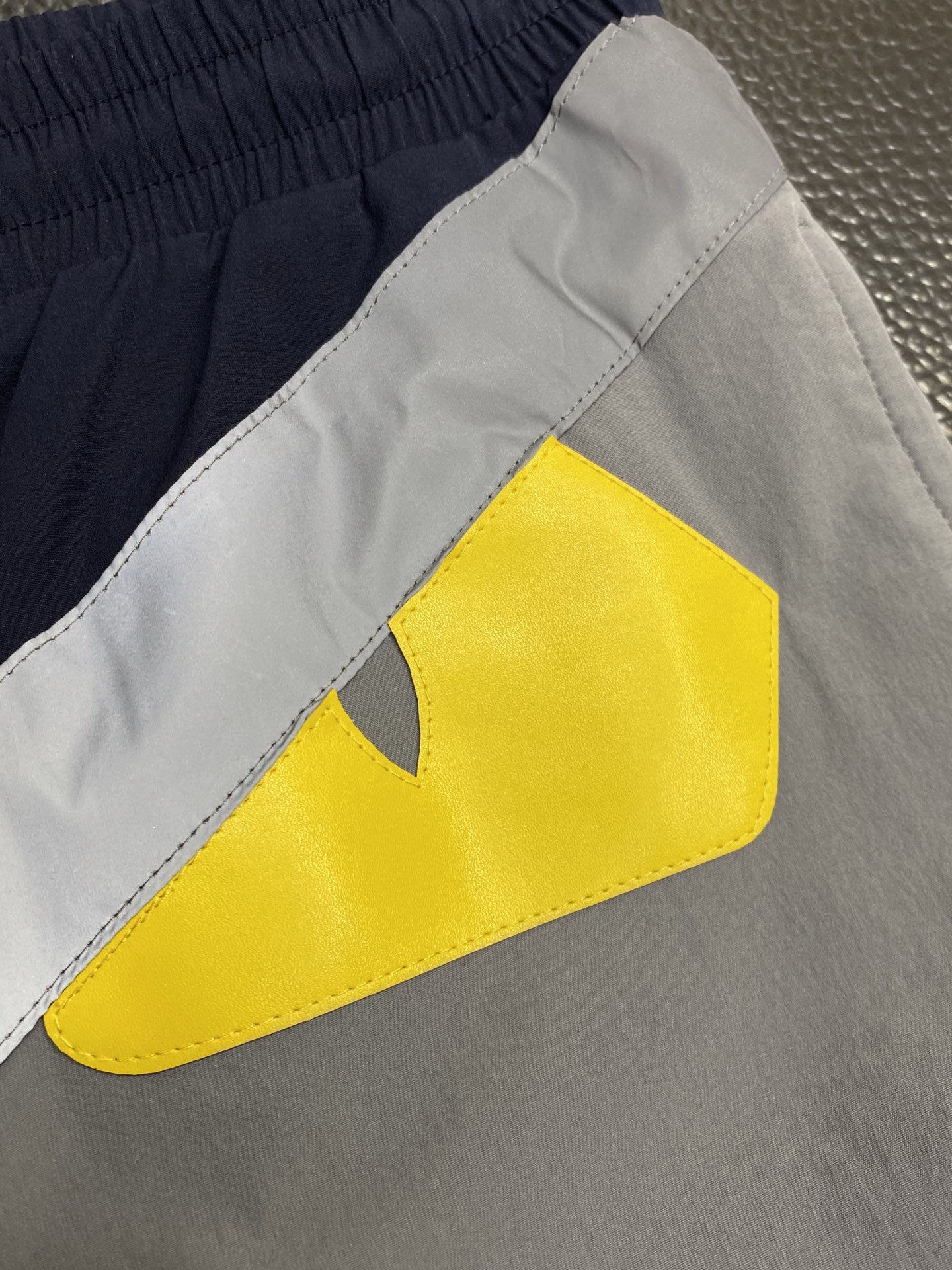 。FENDI芬迪💥独家专供新款春夏休闲短裤🩳高端版本！专柜定制面料 透气舒适度高，细节无可挑剔，品牌元素