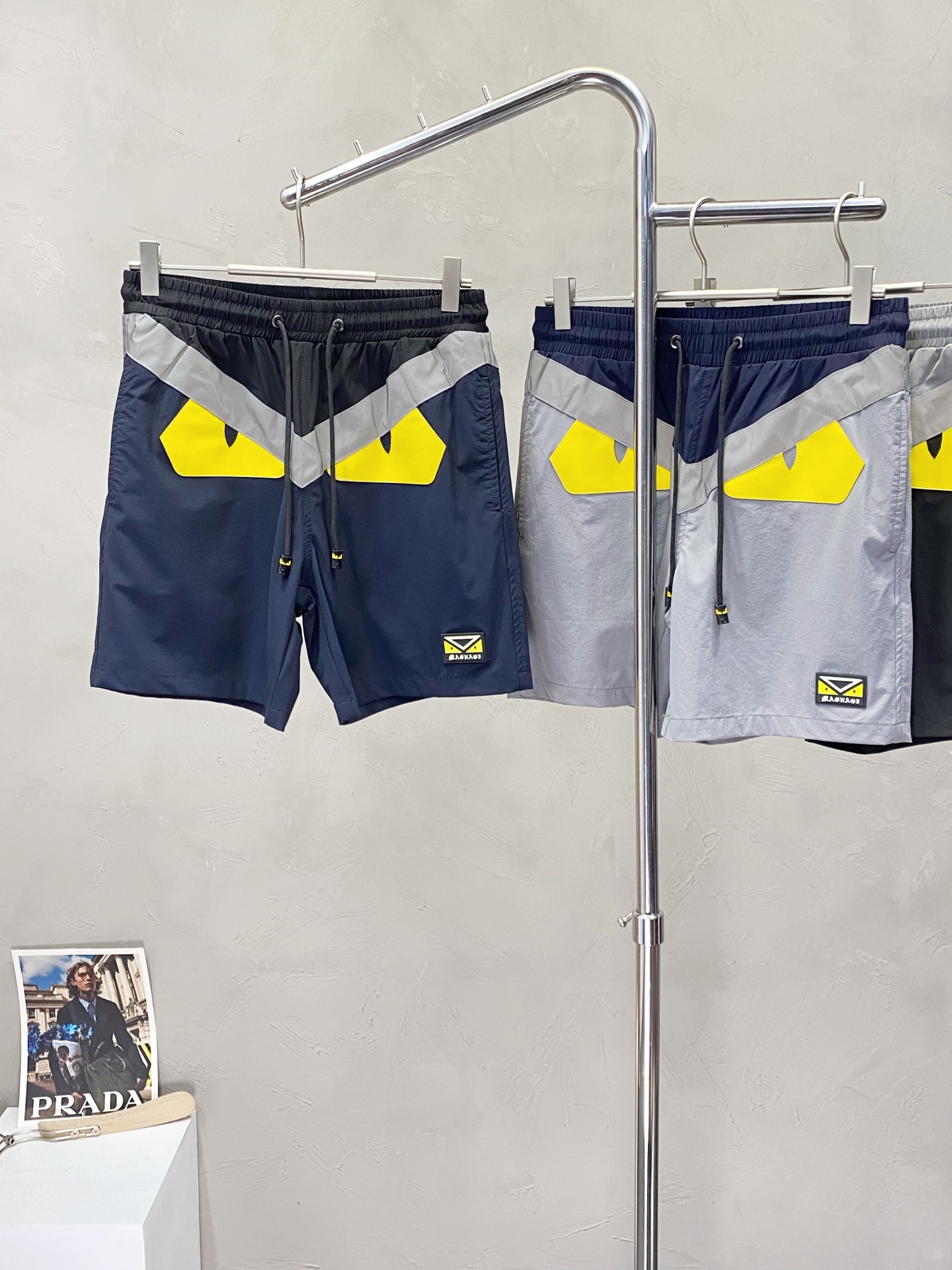 。FENDI芬迪💥独家专供新款春夏休闲短裤🩳高端版本！专柜定制面料 透气舒适度高，细节无可挑剔，品牌元素