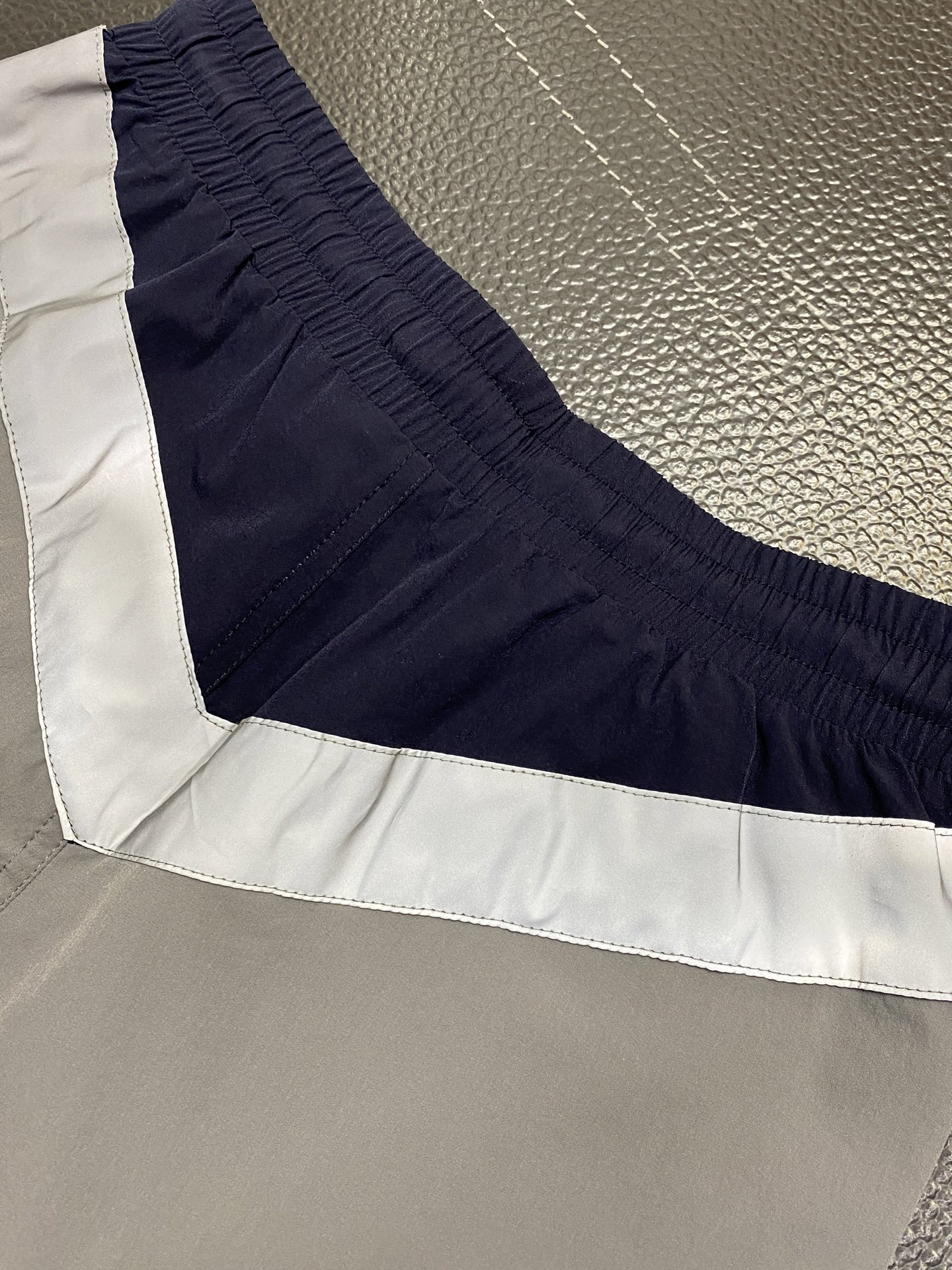 。FENDI芬迪💥独家专供新款春夏休闲短裤🩳高端版本！专柜定制面料 透气舒适度高，细节无可挑剔，品牌元素