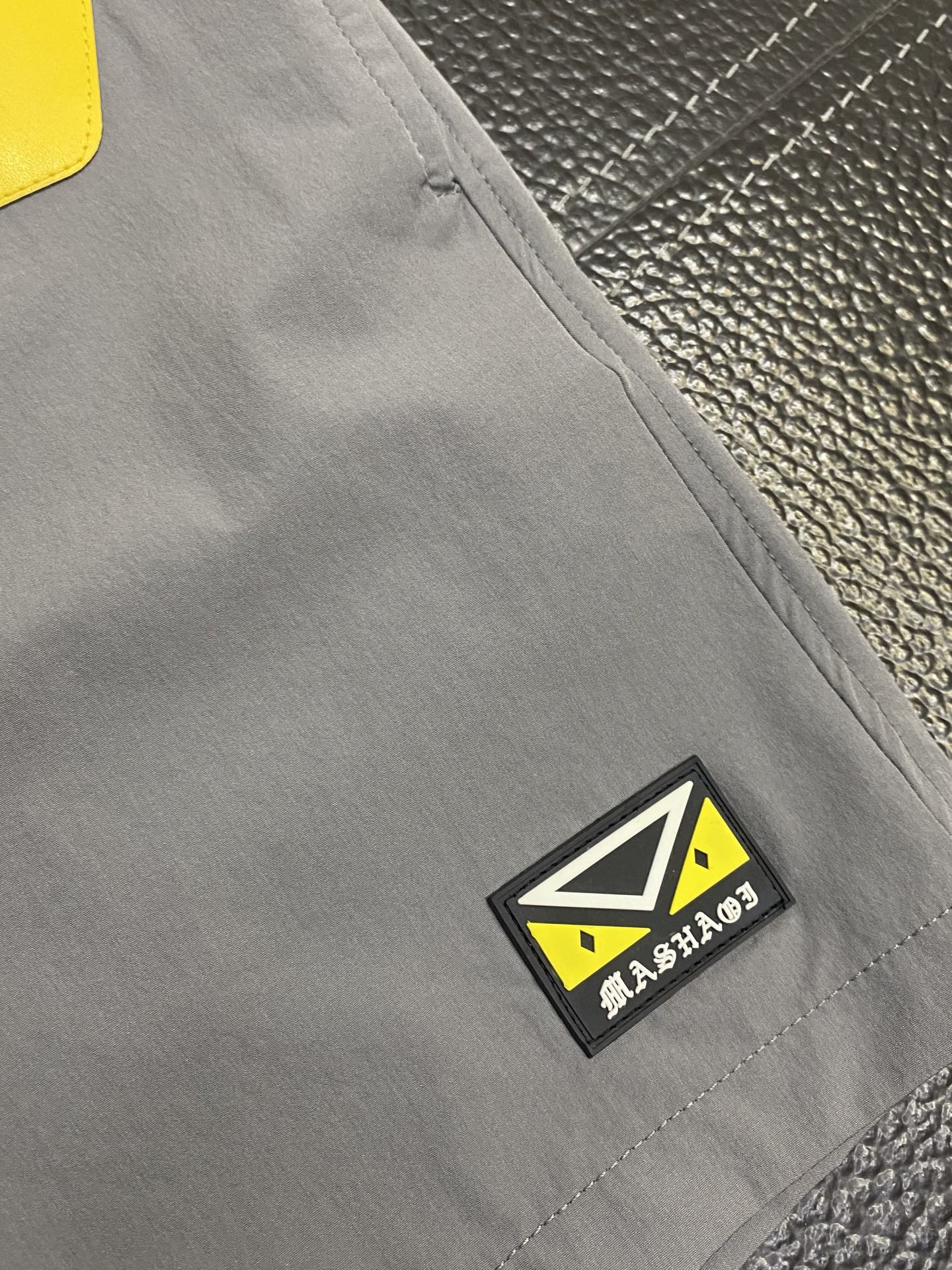 。FENDI芬迪💥独家专供新款春夏休闲短裤🩳高端版本！专柜定制面料 透气舒适度高，细节无可挑剔，品牌元素