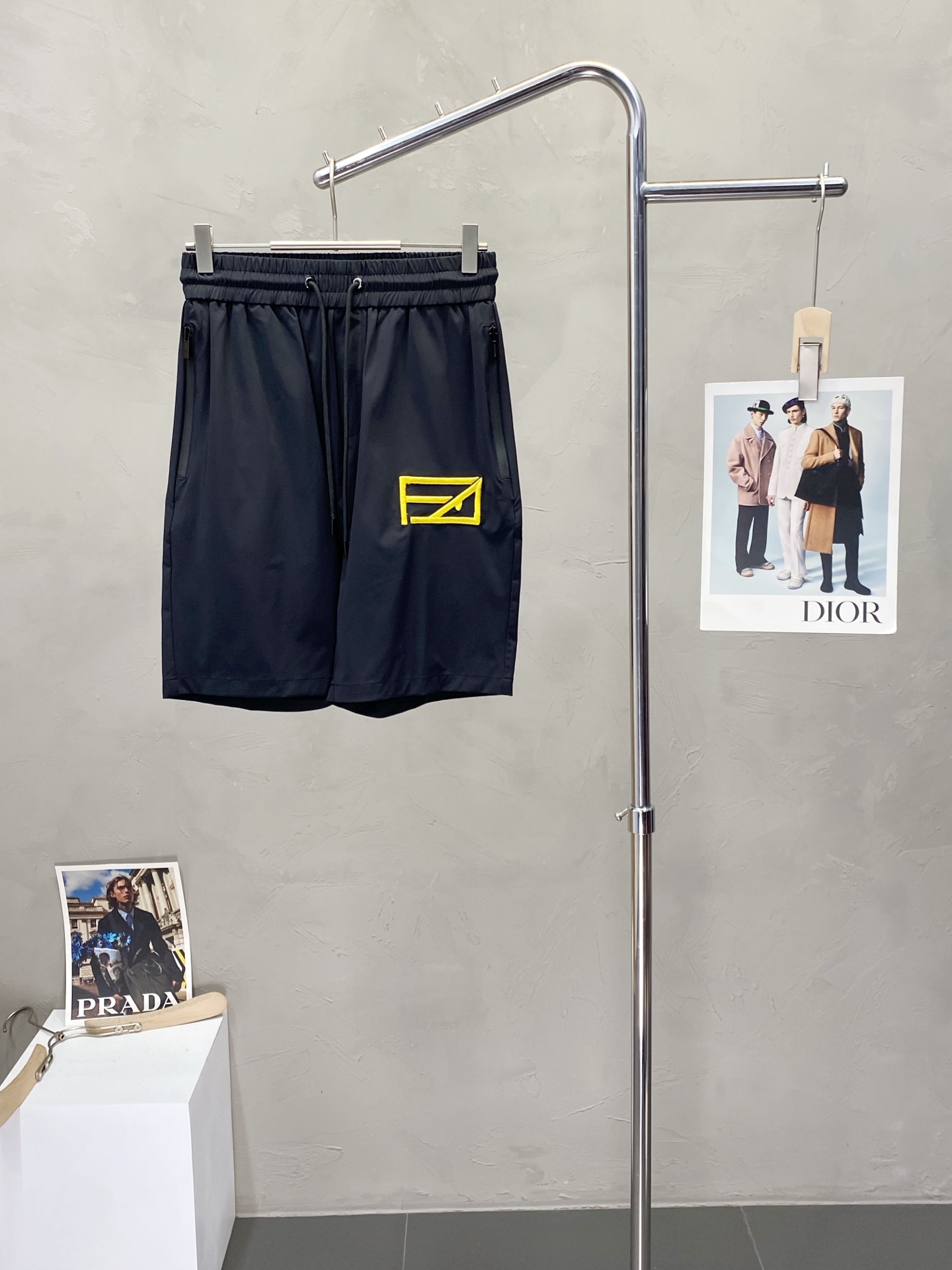 。FENDI芬迪💥独家专供新款春夏休闲短裤🩳高端版本！专柜 面料 透气舒适度高，细节无可挑剔，品牌元素设