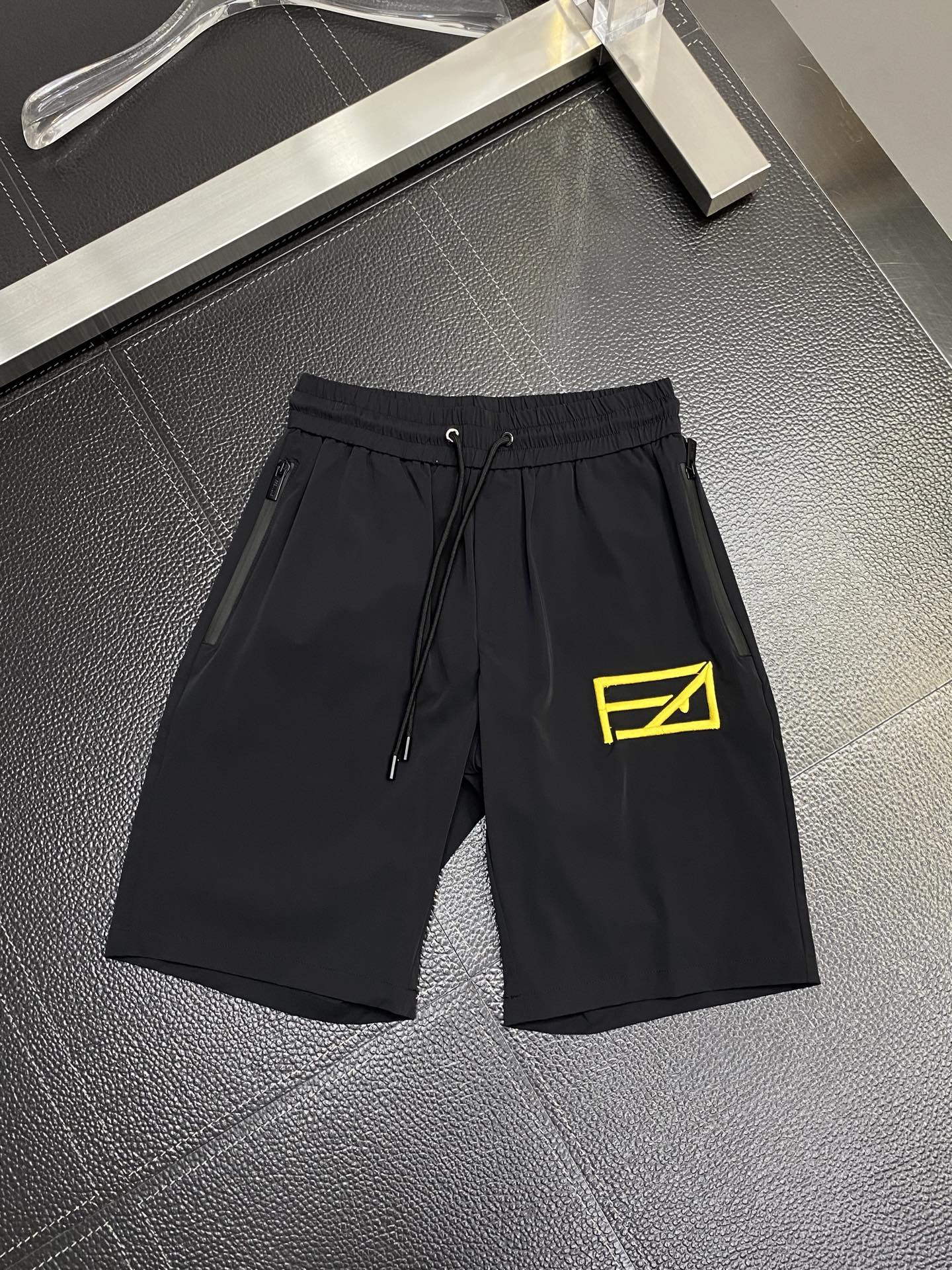 。FENDI芬迪💥独家专供新款春夏休闲短裤🩳高端版本！专柜 面料 透气舒适度高，细节无可挑剔，品牌元素设