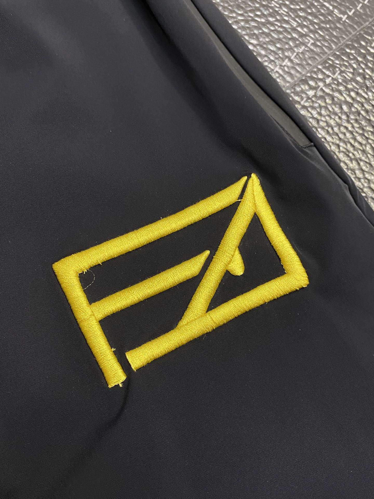 。FENDI芬迪💥独家专供新款春夏休闲短裤🩳高端版本！专柜 面料 透气舒适度高，细节无可挑剔，品牌元素设