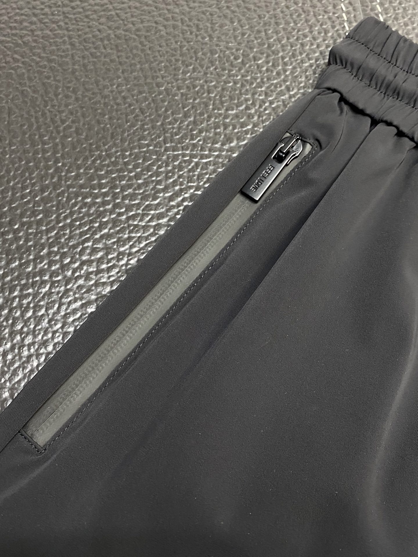 。FENDI芬迪💥独家专供新款春夏休闲短裤🩳高端版本！专柜 面料 透气舒适度高，细节无可挑剔，品牌元素设