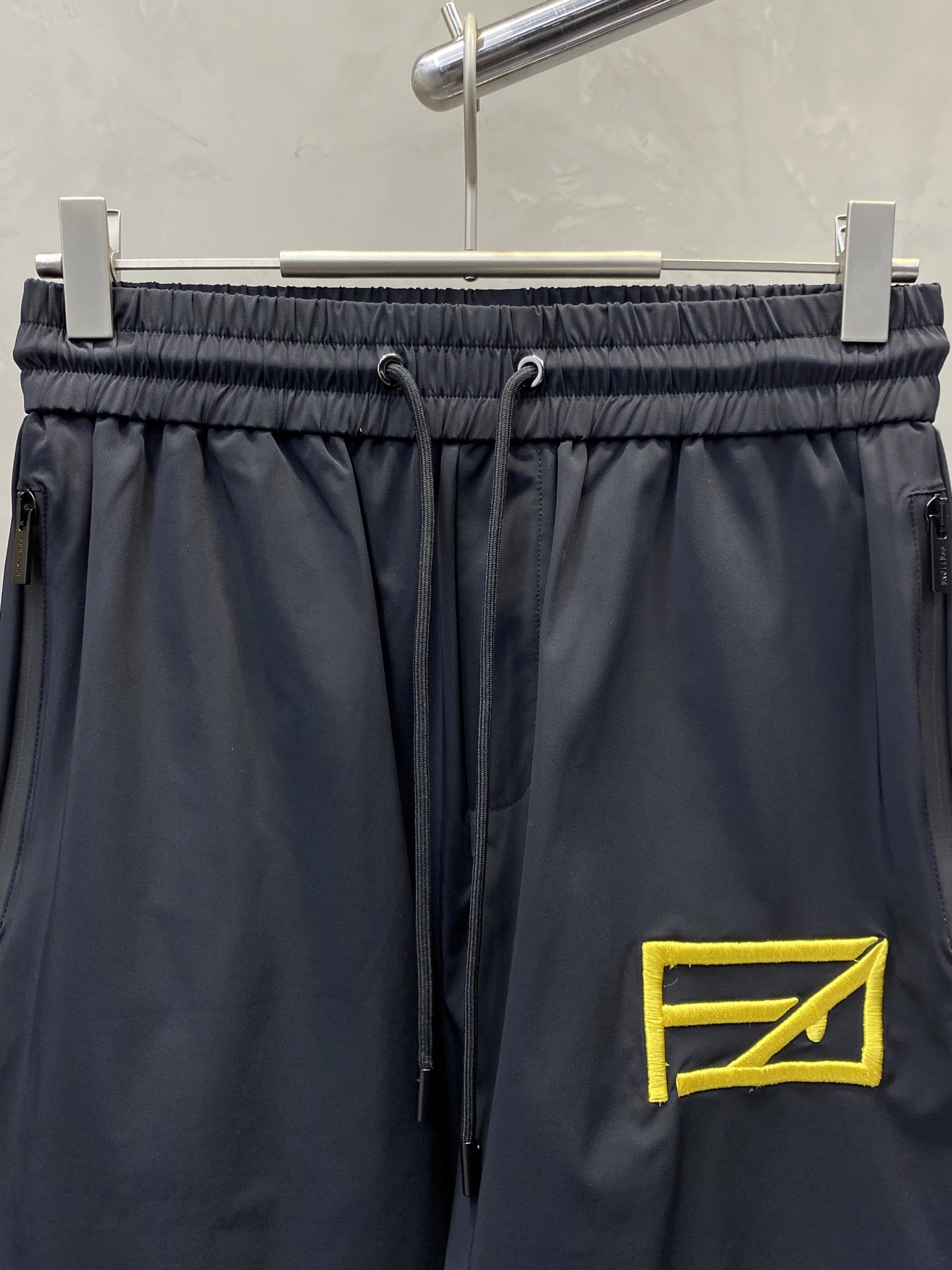 。FENDI芬迪💥独家专供新款春夏休闲短裤🩳高端版本！专柜 面料 透气舒适度高，细节无可挑剔，品牌元素设