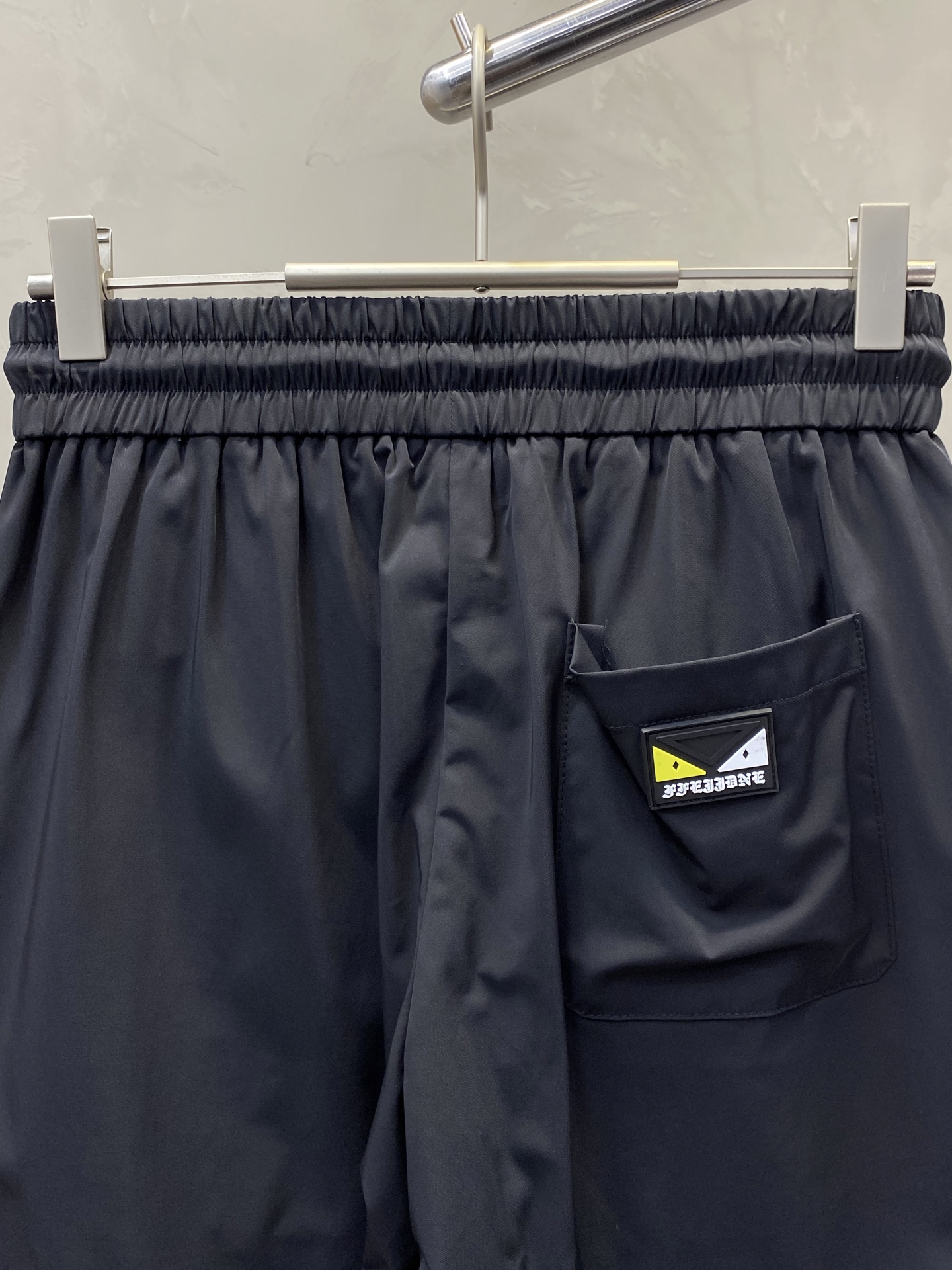 。FENDI芬迪💥独家专供新款春夏休闲短裤🩳高端版本！专柜 面料 透气舒适度高，细节无可挑剔，品牌元素设