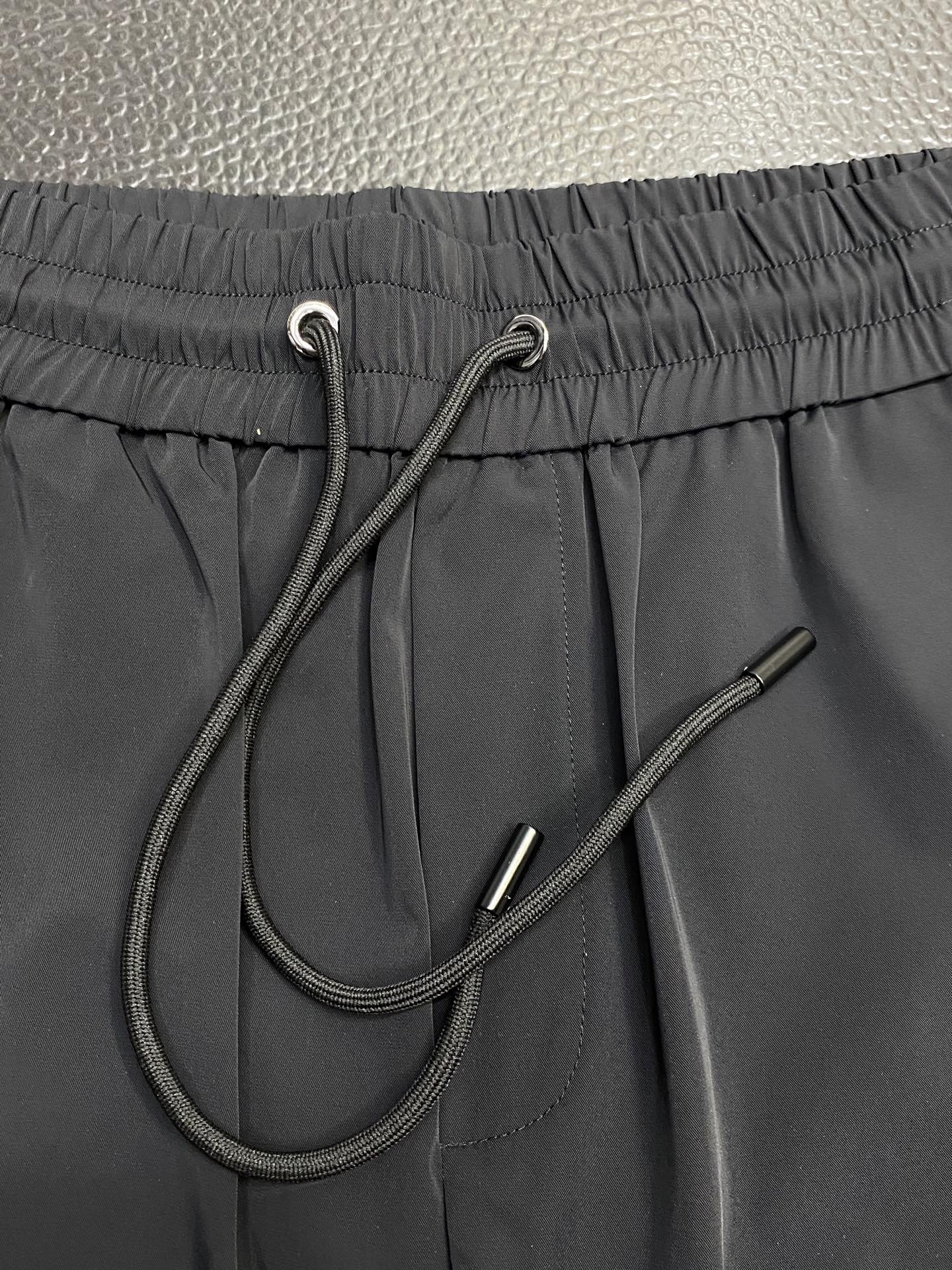 。FENDI芬迪💥独家专供新款春夏休闲短裤🩳高端版本！专柜 面料 透气舒适度高，细节无可挑剔，品牌元素设