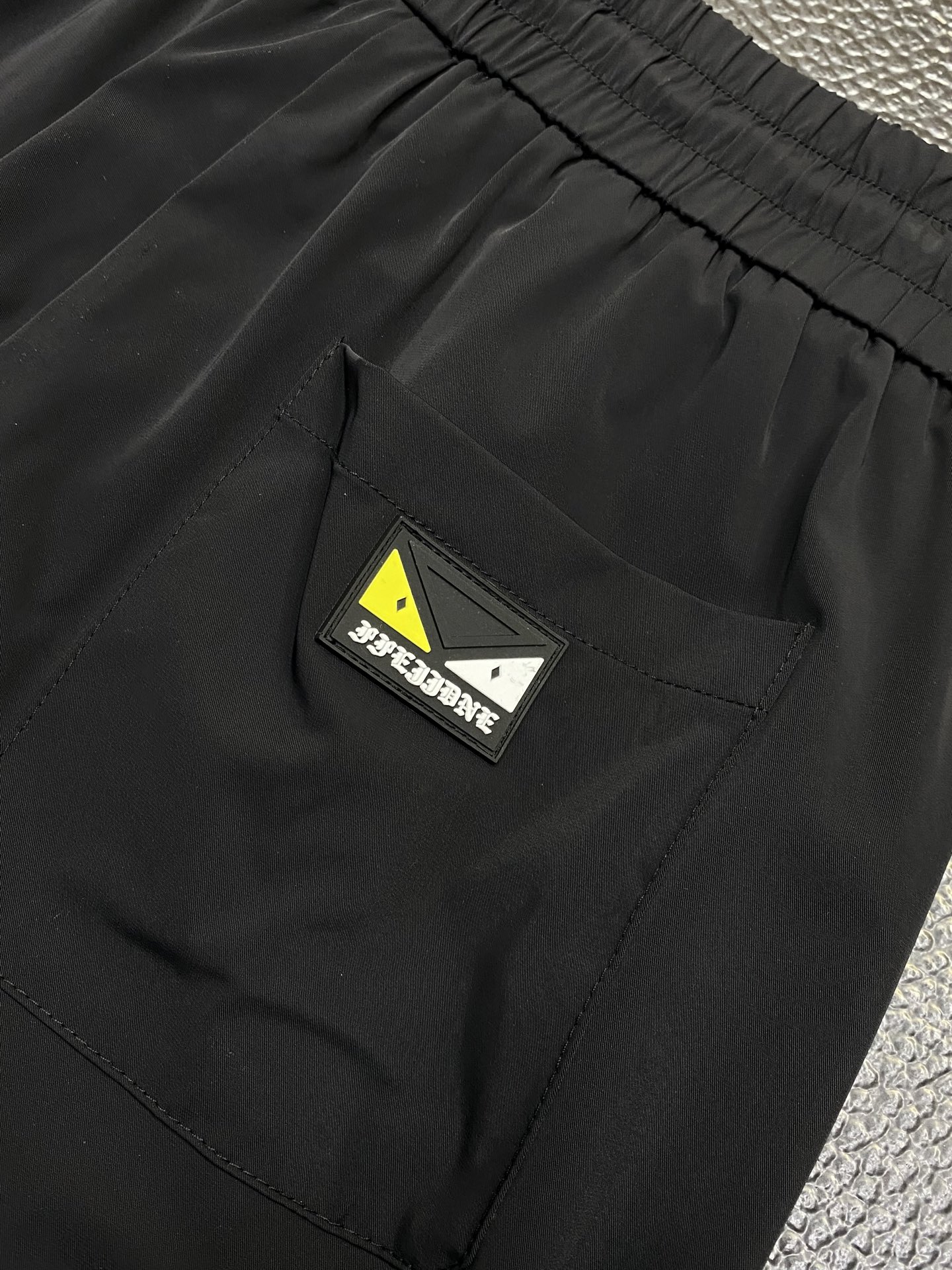 。FENDI芬迪💥独家专供新款春夏休闲短裤🩳高端版本！专柜 面料 透气舒适度高，细节无可挑剔，品牌元素设