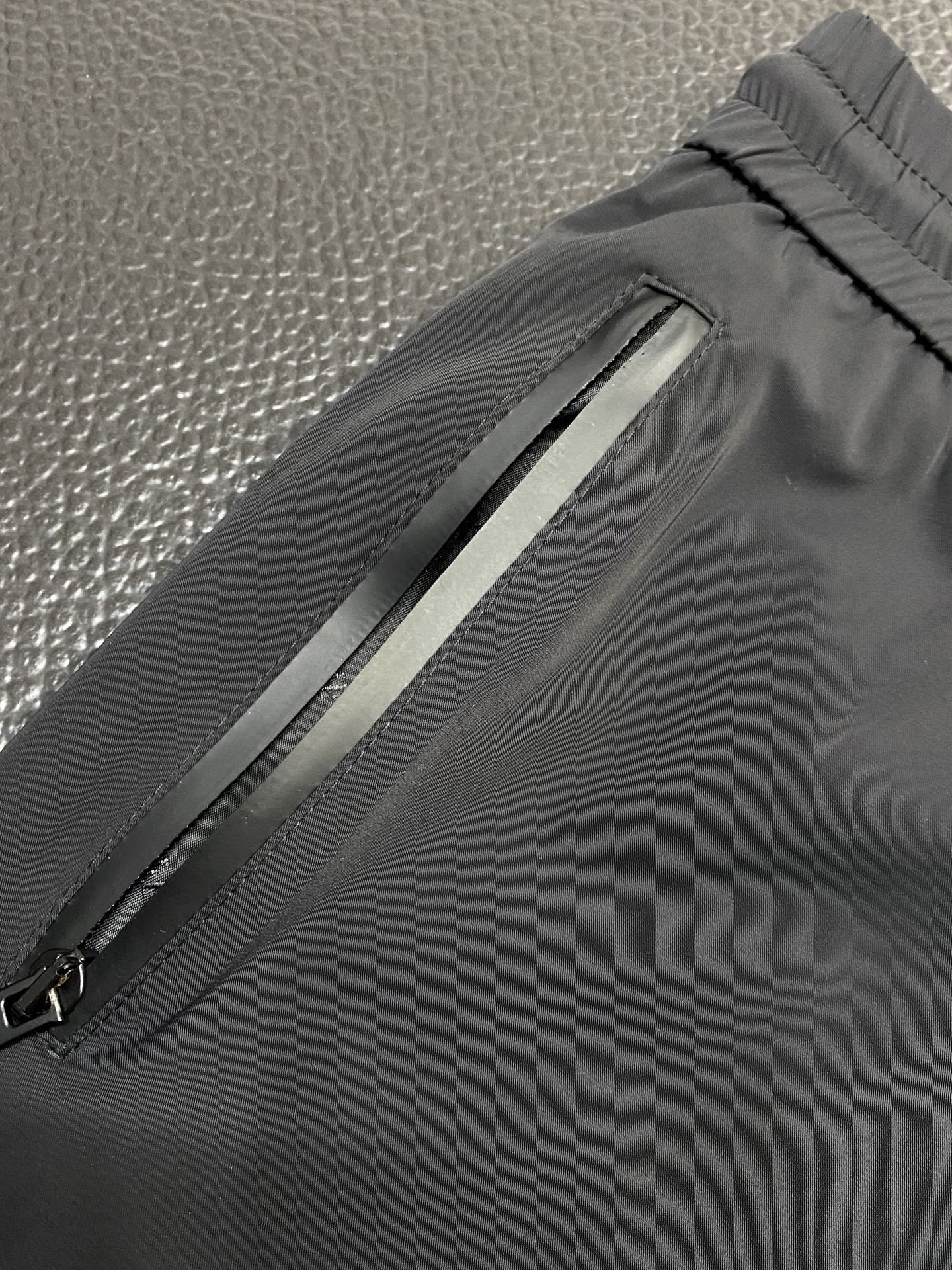 。FENDI芬迪💥独家专供新款春夏休闲短裤🩳高端版本！专柜 面料 透气舒适度高，细节无可挑剔，品牌元素设