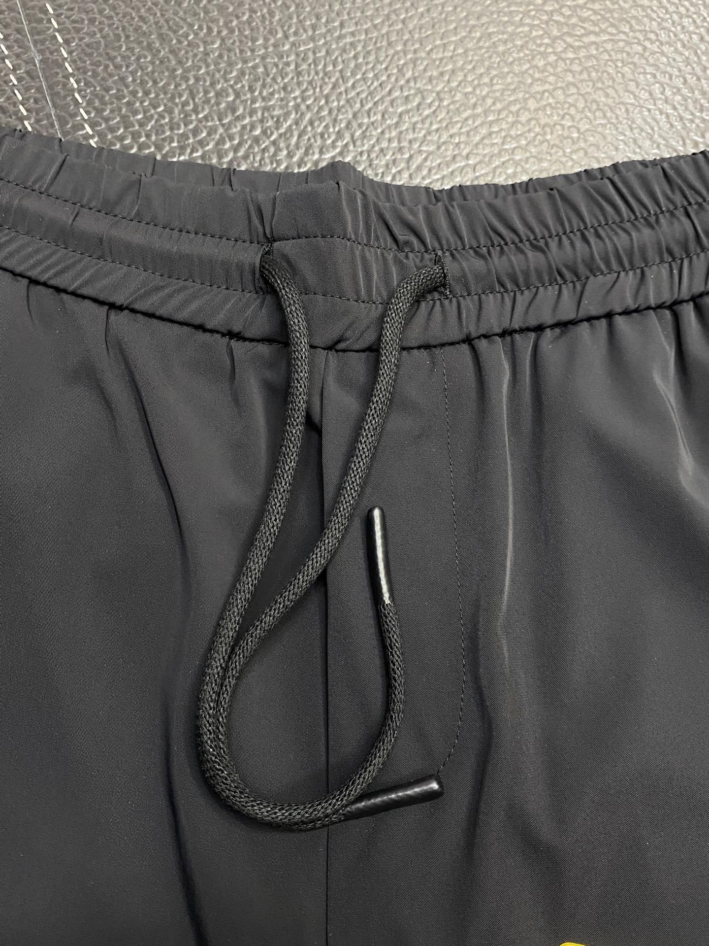 。FENDI芬迪💥独家专供新款春夏休闲短裤🩳高端版本！专柜 面料 透气舒适度高，细节无可挑剔，品牌元素设