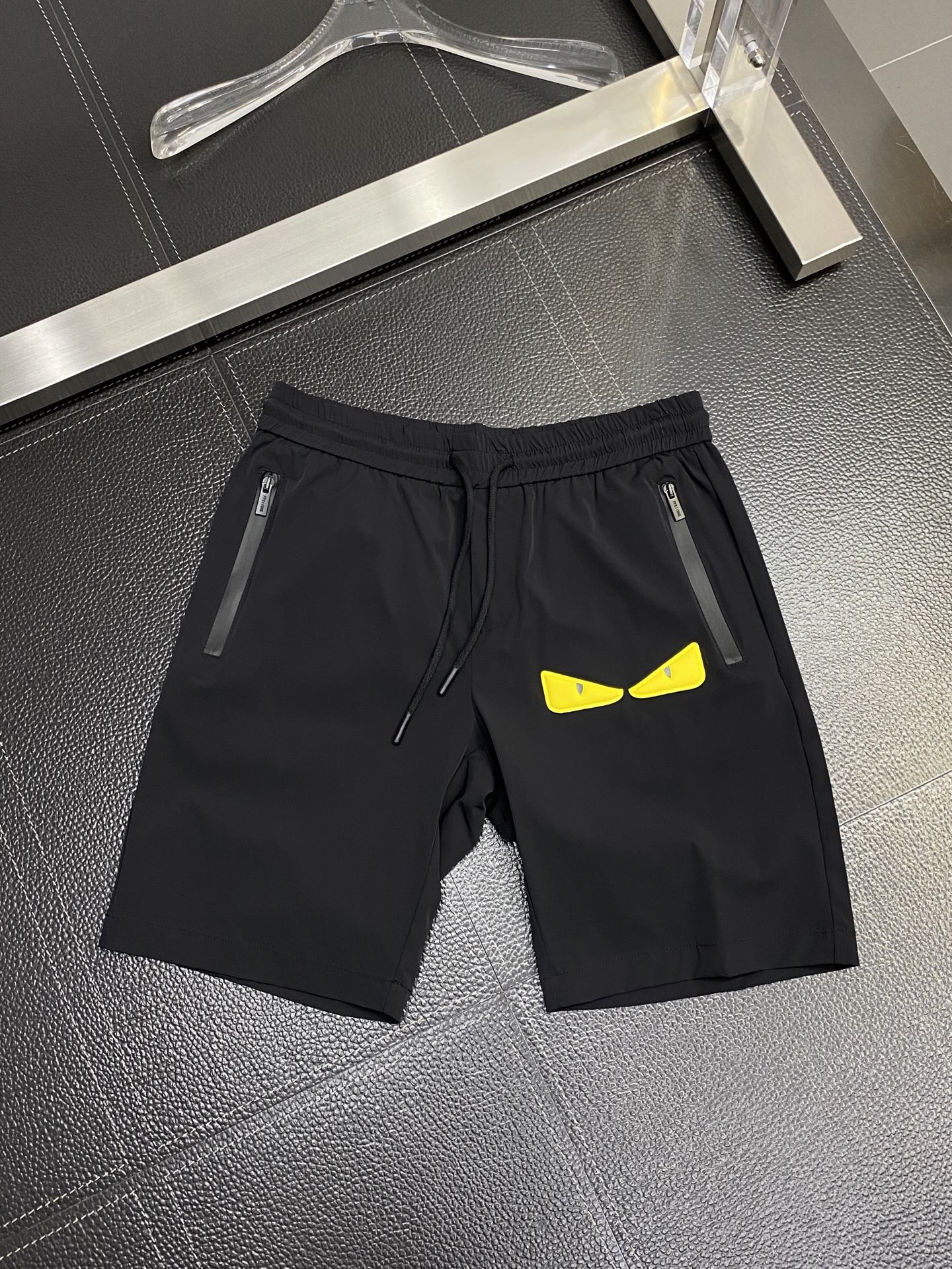 。FENDI芬迪💥独家专供新款春夏休闲短裤🩳高端版本！专柜 面料 透气舒适度高，细节无可挑剔，品牌元素设