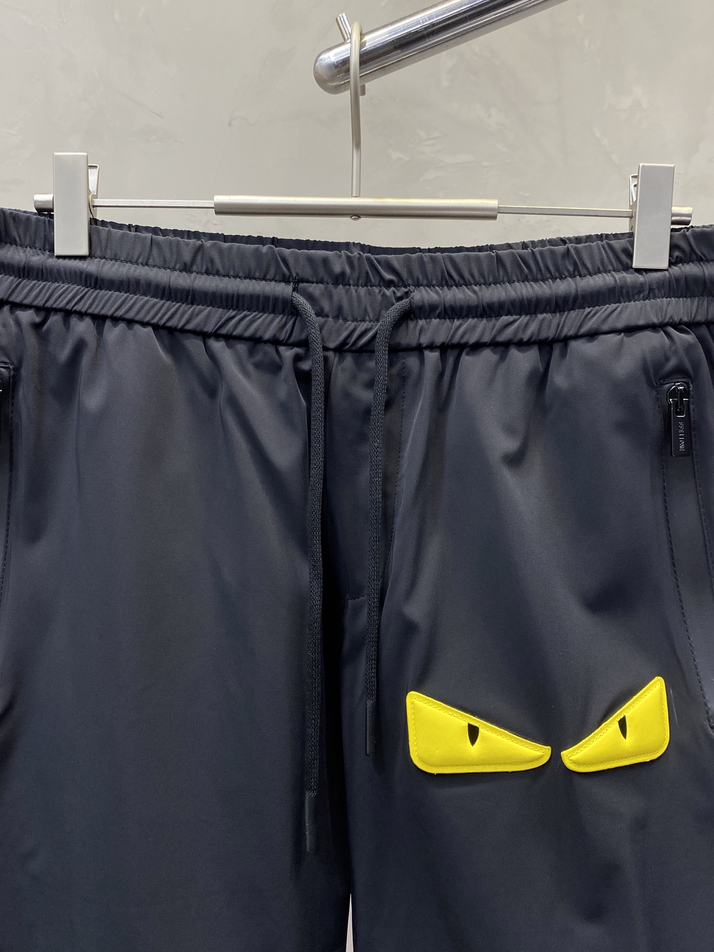 。FENDI芬迪💥独家专供新款春夏休闲短裤🩳高端版本！专柜 面料 透气舒适度高，细节无可挑剔，品牌元素设