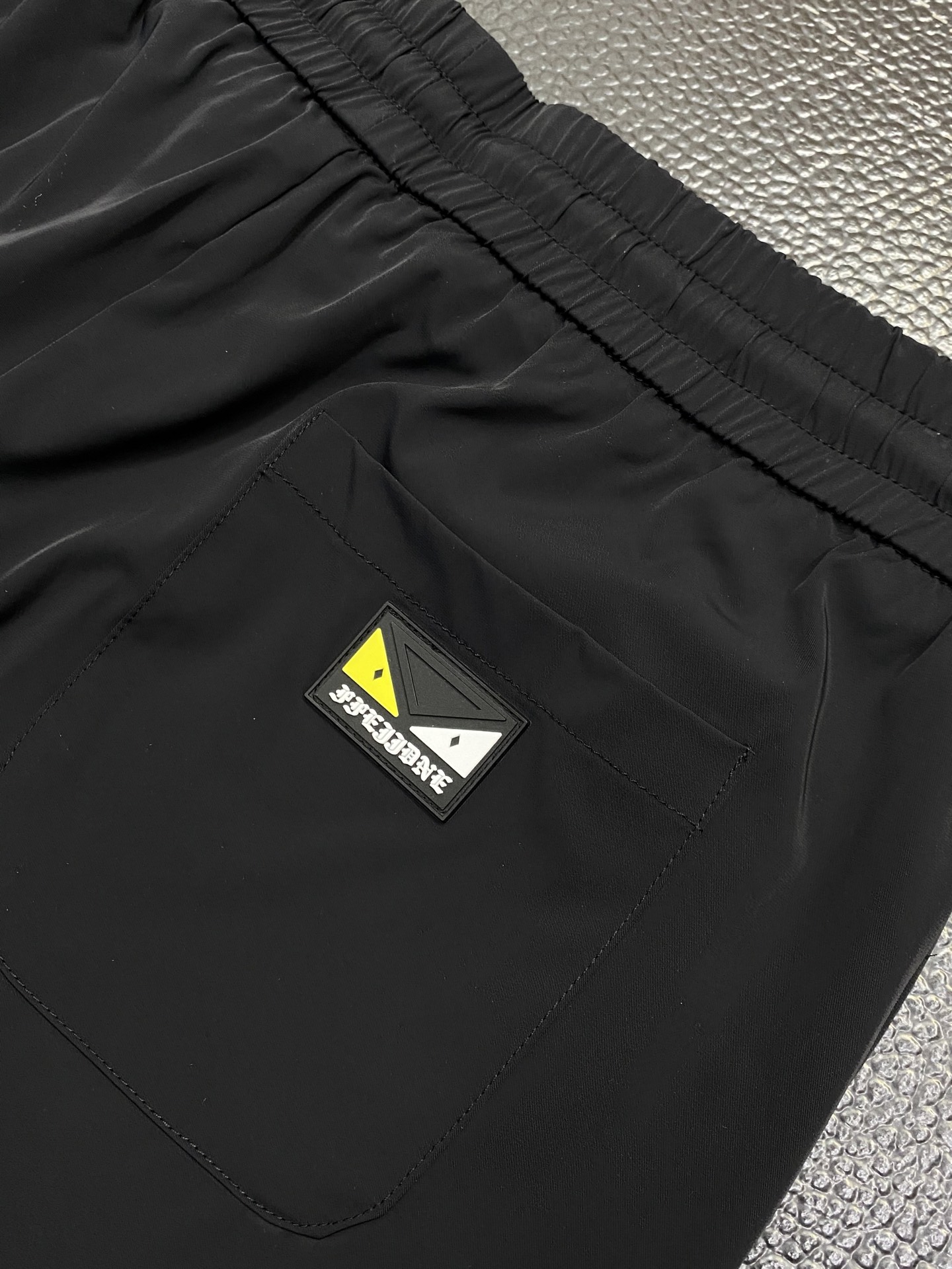 。FENDI芬迪💥独家专供新款春夏休闲短裤🩳高端版本！专柜 面料 透气舒适度高，细节无可挑剔，品牌元素设