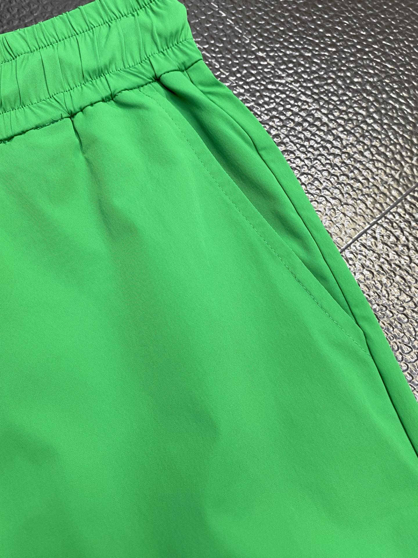 。FENDI芬迪💥独家专供新款春夏休闲短裤🩳高端版本！专柜定制面料 透气舒适度高，细节无可挑剔，品牌元素