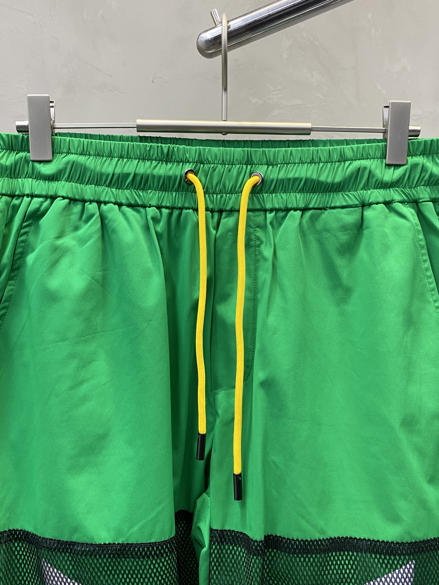 。FENDI芬迪💥独家专供新款春夏休闲短裤🩳高端版本！专柜定制面料 透气舒适度高，细节无可挑剔，品牌元素