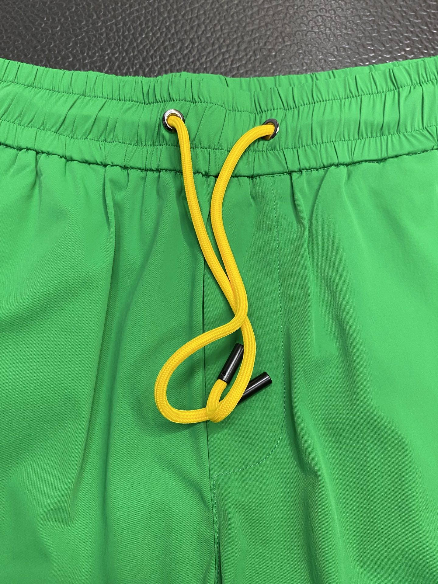 。FENDI芬迪💥独家专供新款春夏休闲短裤🩳高端版本！专柜定制面料 透气舒适度高，细节无可挑剔，品牌元素