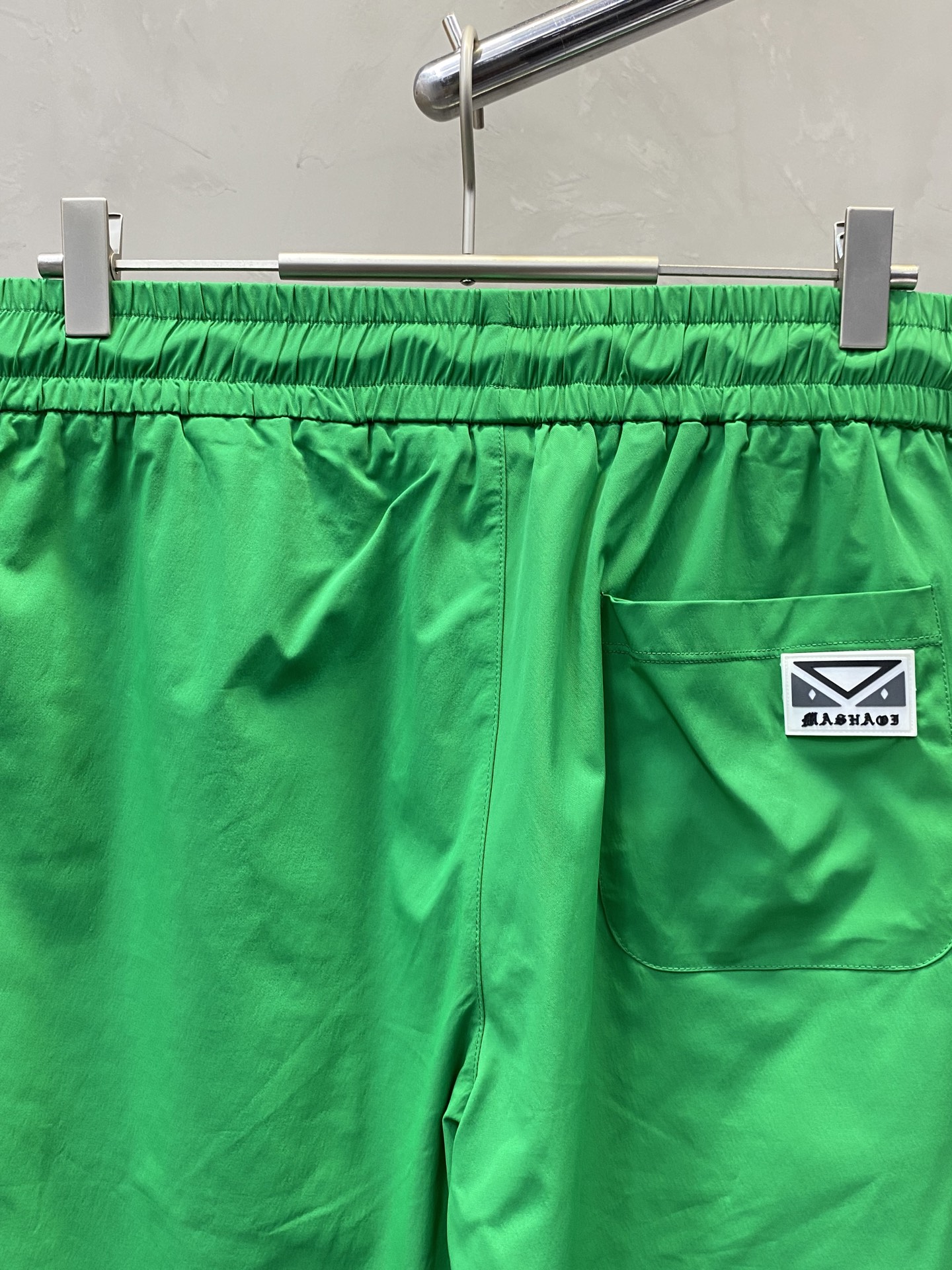 。FENDI芬迪💥独家专供新款春夏休闲短裤🩳高端版本！专柜定制面料 透气舒适度高，细节无可挑剔，品牌元素