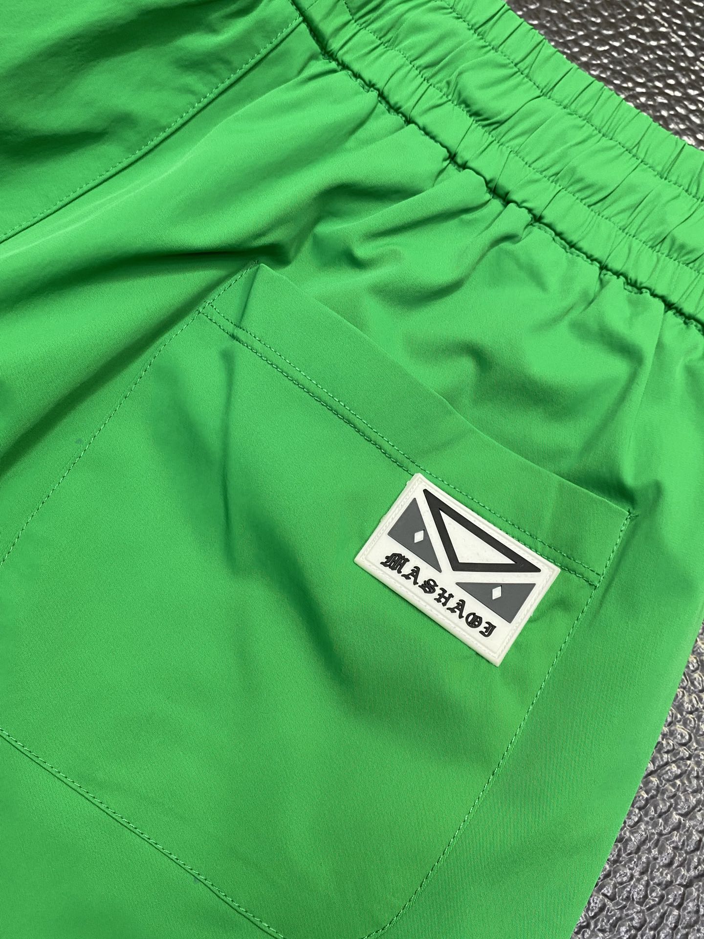 。FENDI芬迪💥独家专供新款春夏休闲短裤🩳高端版本！专柜定制面料 透气舒适度高，细节无可挑剔，品牌元素