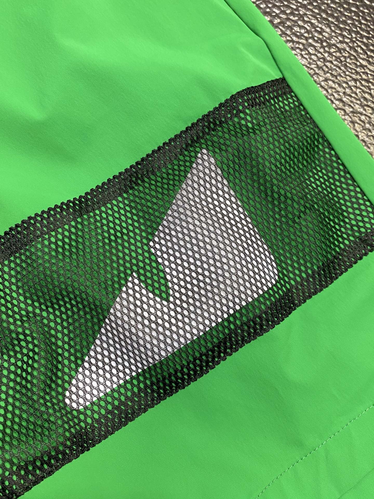 。FENDI芬迪💥独家专供新款春夏休闲短裤🩳高端版本！专柜定制面料 透气舒适度高，细节无可挑剔，品牌元素