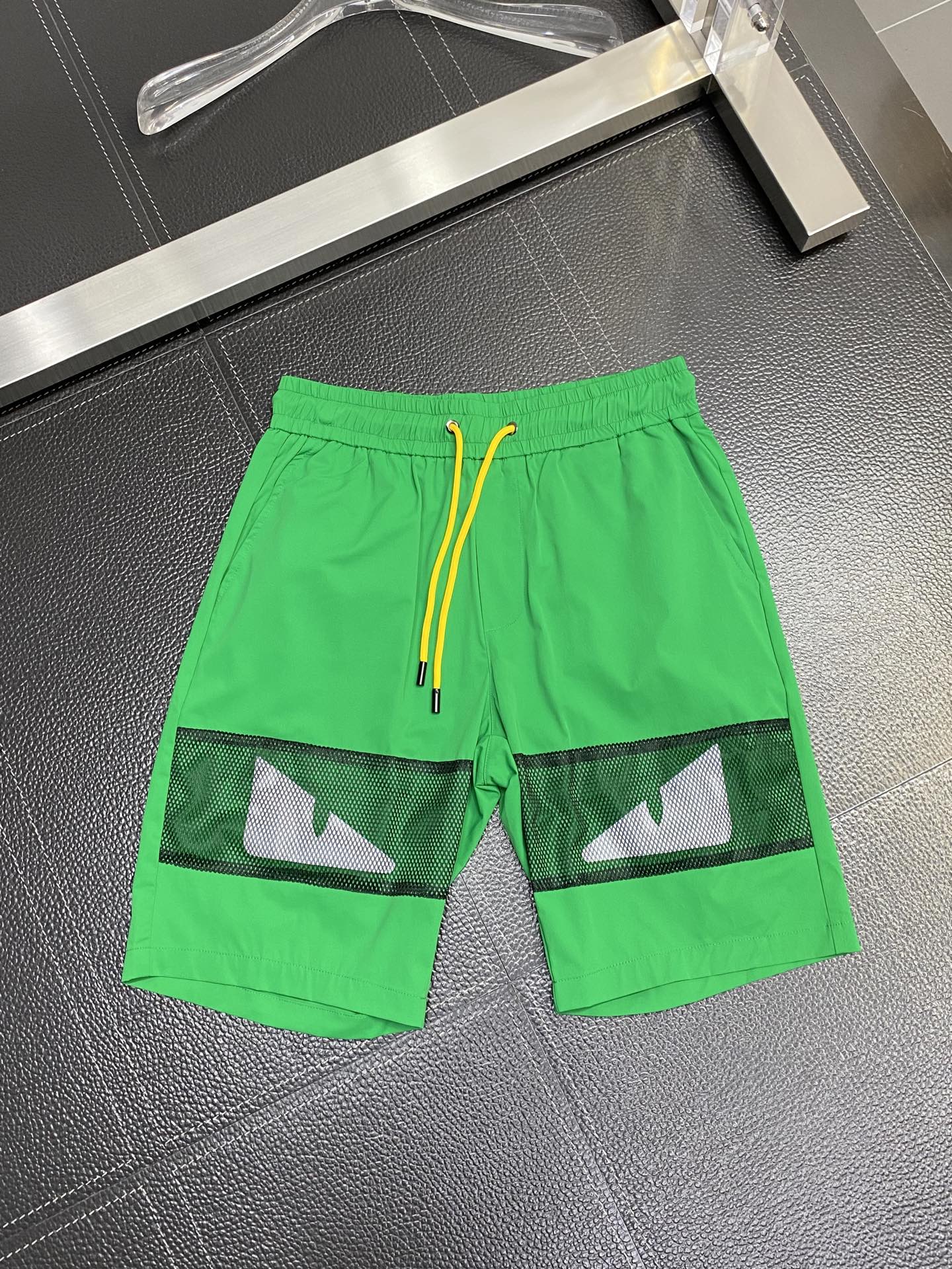 。FENDI芬迪💥独家专供新款春夏休闲短裤🩳高端版本！专柜定制面料 透气舒适度高，细节无可挑剔，品牌元素