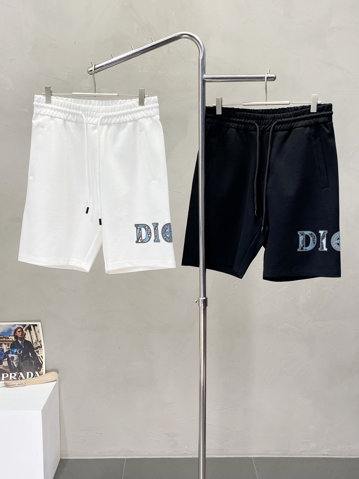 。Dior迪奥💥独家专供新款短裤🩳高端版本！专柜定制面料 透气舒适度高，细节无可挑剔，品牌元素设计理念，