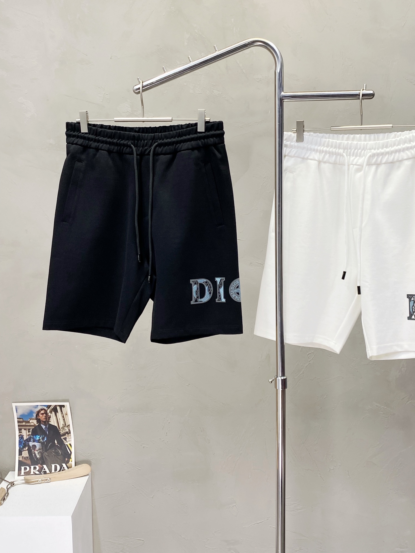 。Dior迪奥💥独家专供新款短裤🩳高端版本！专柜定制面料 透气舒适度高，细节无可挑剔，品牌元素设计理念，