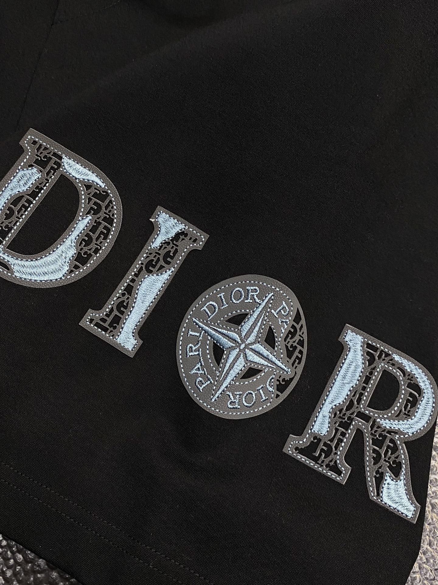 。Dior迪奥💥独家专供新款短裤🩳高端版本！专柜定制面料 透气舒适度高，细节无可挑剔，品牌元素设计理念，