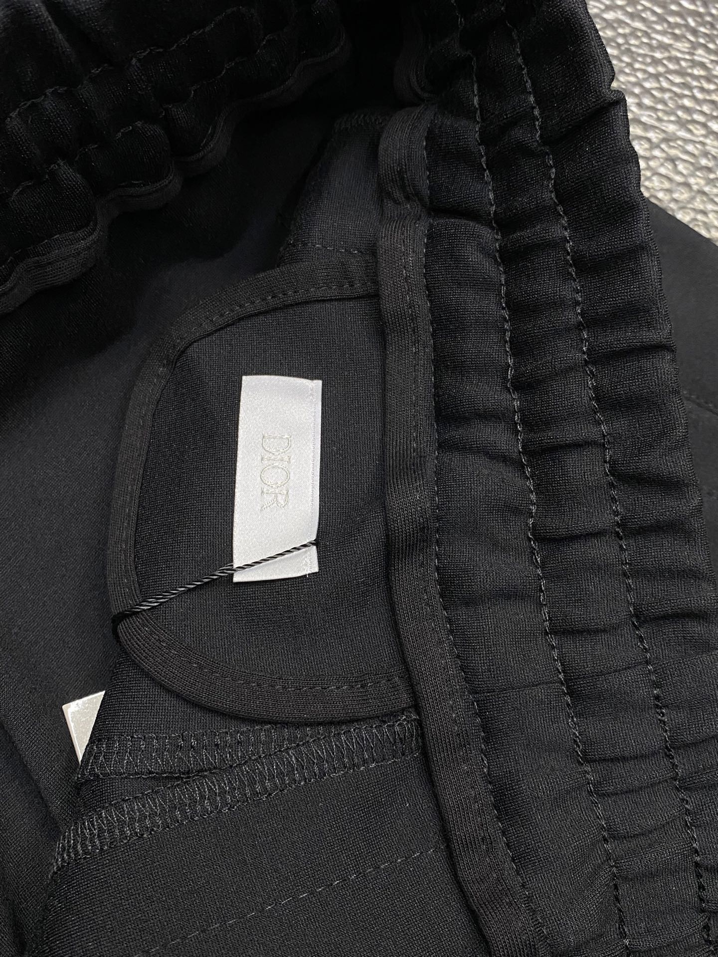 。Dior迪奥💥独家专供新款短裤🩳高端版本！专柜定制面料 透气舒适度高，细节无可挑剔，品牌元素设计理念，