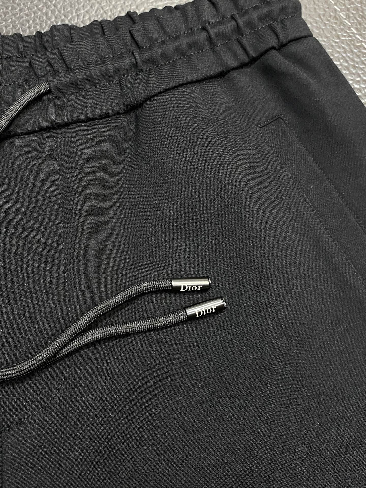 。Dior迪奥💥独家专供新款短裤🩳高端版本！专柜定制面料 透气舒适度高，细节无可挑剔，品牌元素设计理念，