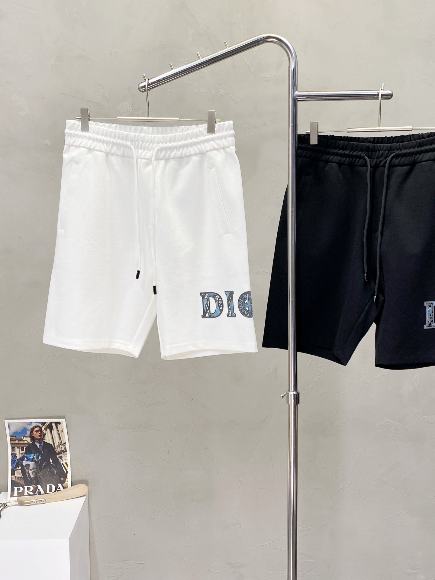 。Dior迪奥💥独家专供新款短裤🩳高端版本！专柜定制面料 透气舒适度高，细节无可挑剔，品牌元素设计理念，