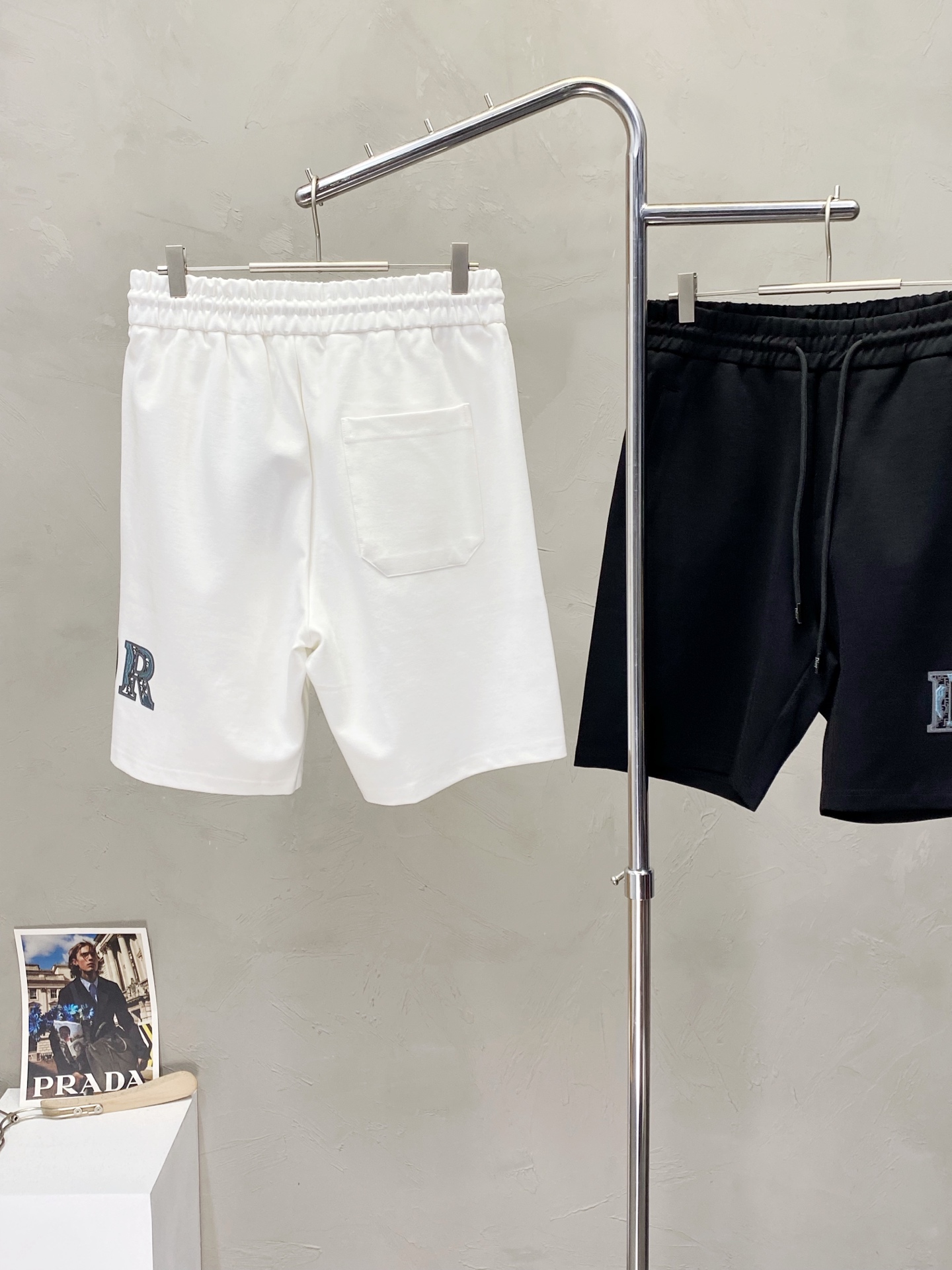 。Dior迪奥💥独家专供新款短裤🩳高端版本！专柜定制面料 透气舒适度高，细节无可挑剔，品牌元素设计理念，