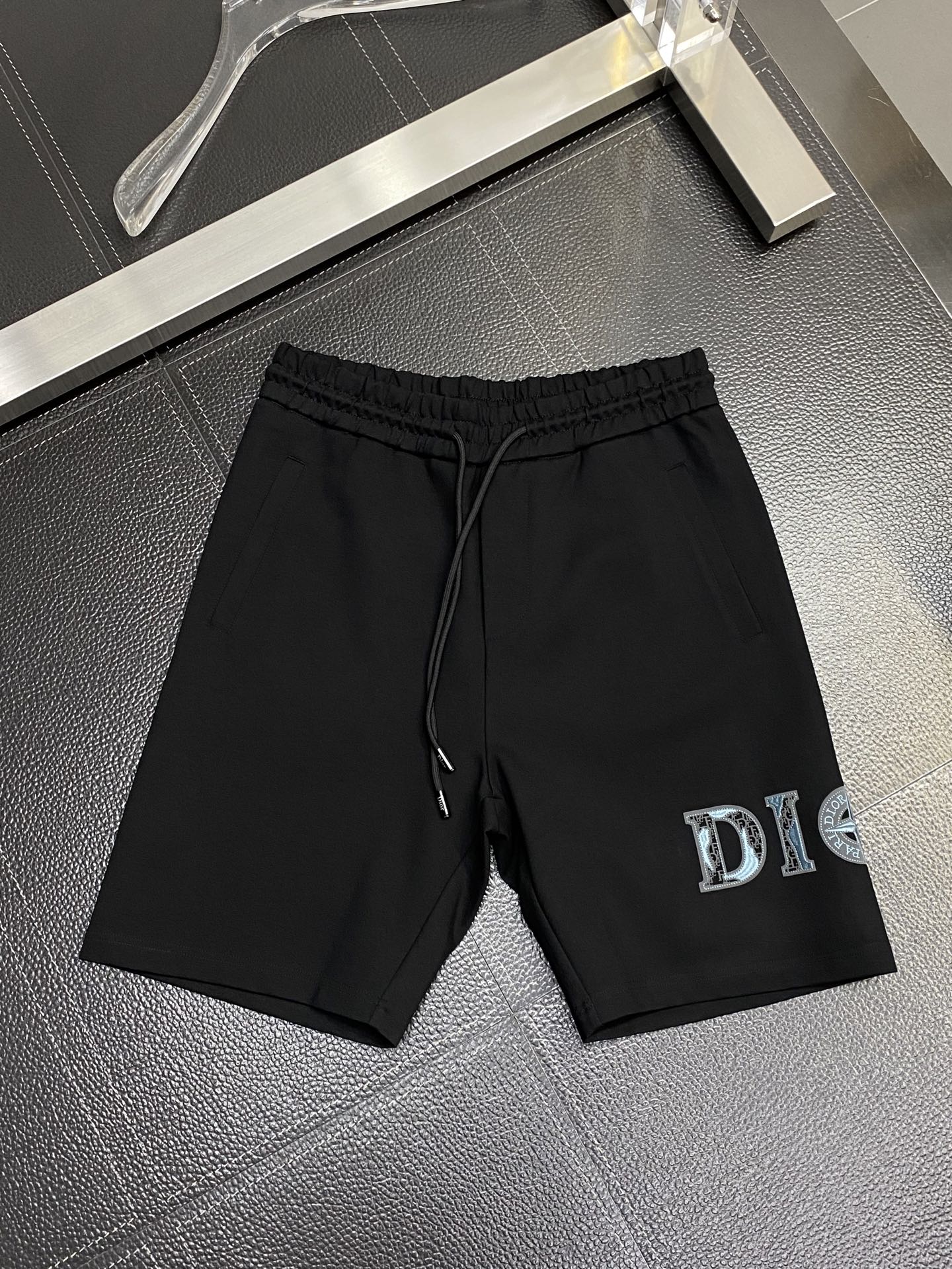 。Dior迪奥💥独家专供新款短裤🩳高端版本！专柜定制面料 透气舒适度高，细节无可挑剔，品牌元素设计理念，