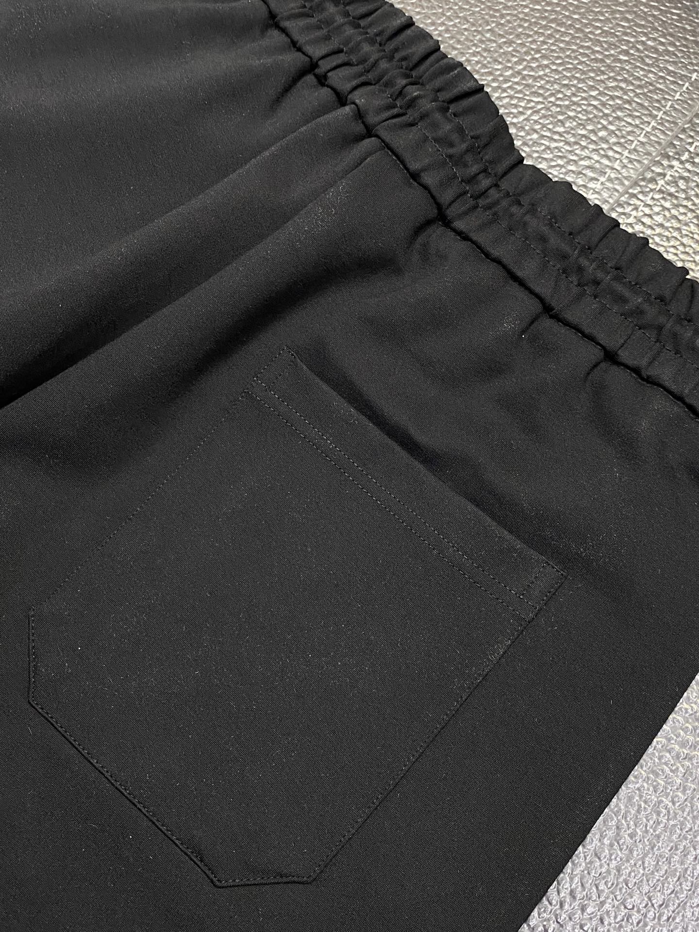 。Dior迪奥💥独家专供新款短裤🩳高端版本！专柜定制面料 透气舒适度高，细节无可挑剔，品牌元素设计理念，