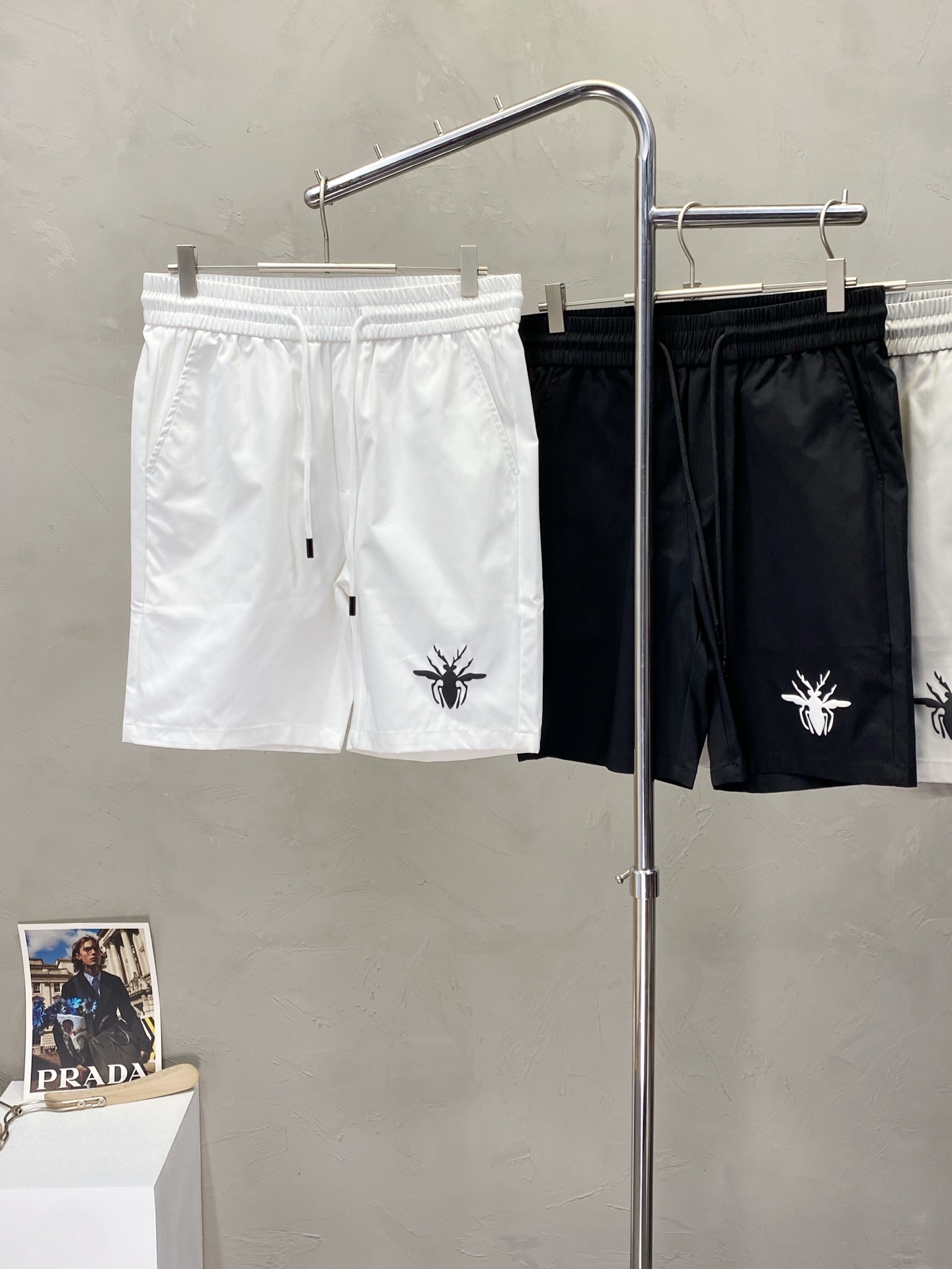 。Dior迪奥💥独家专供新款短裤🩳高端版本！专柜定制面料 透气舒适度高，细节无可挑剔，品牌元素设计理念，