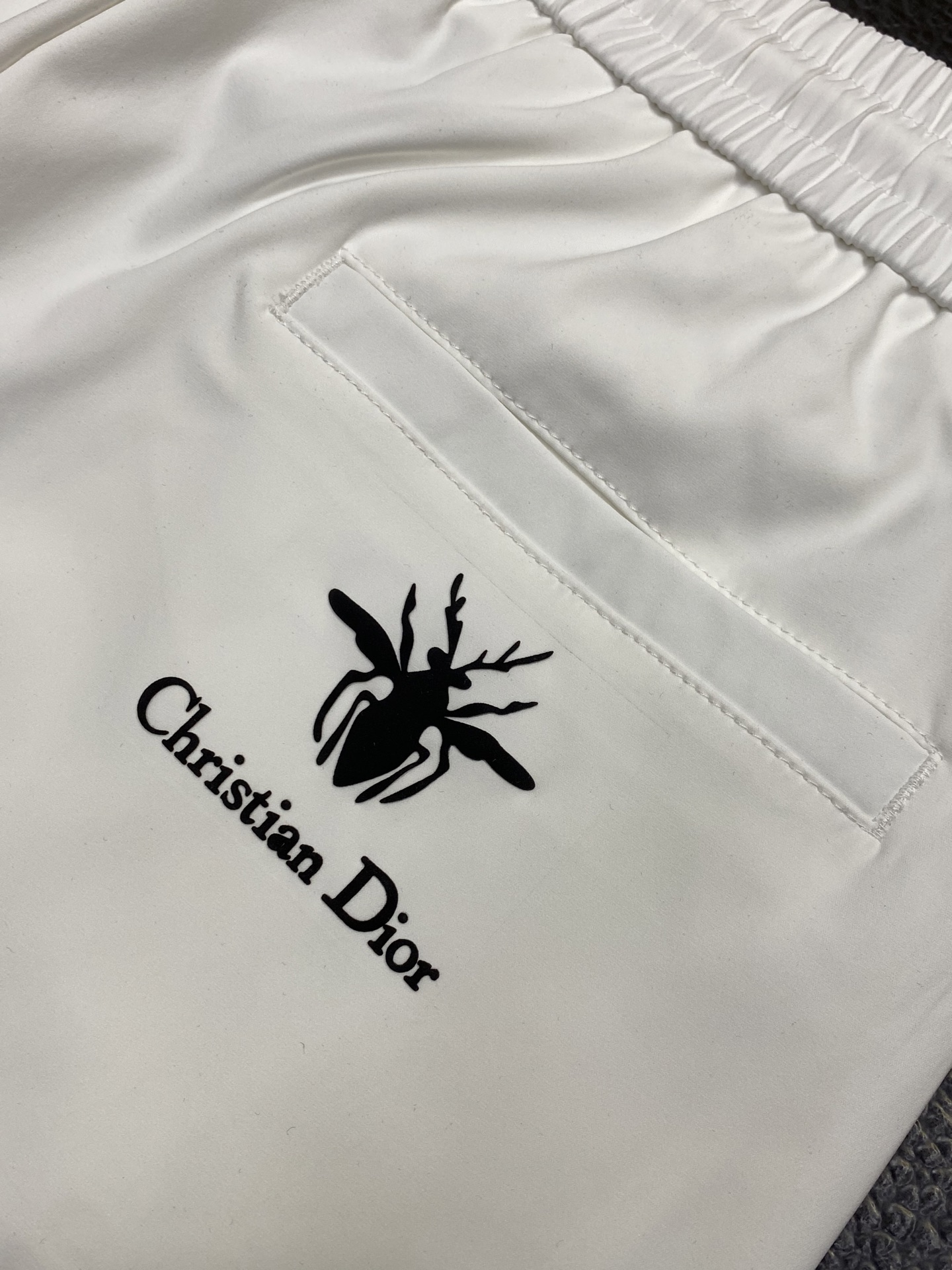 。Dior迪奥💥独家专供新款短裤🩳高端版本！专柜定制面料 透气舒适度高，细节无可挑剔，品牌元素设计理念，