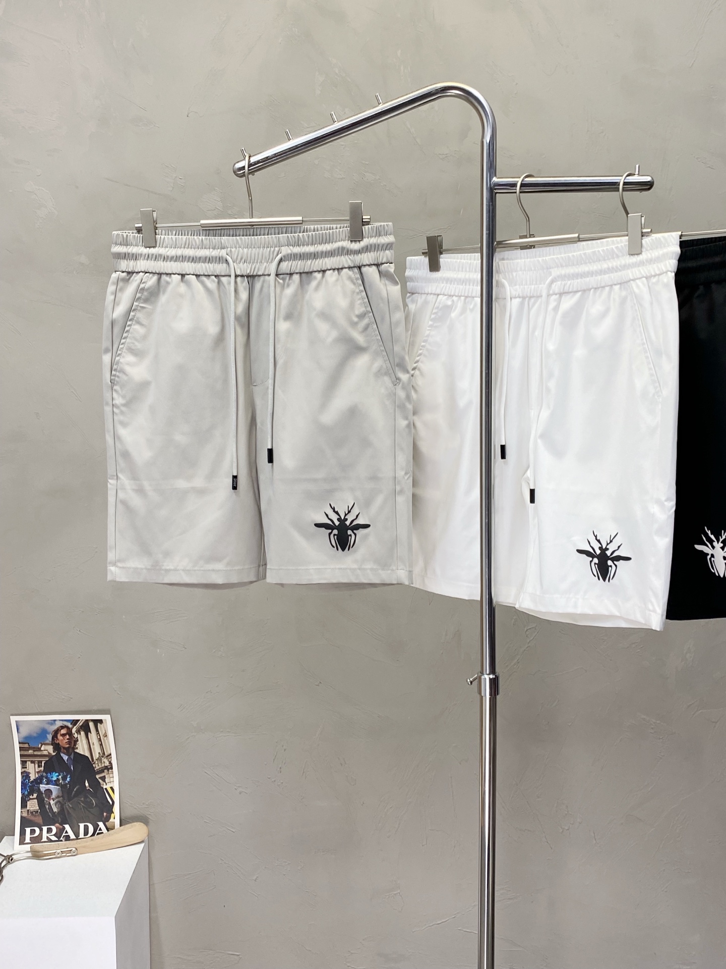 。Dior迪奥💥独家专供新款短裤🩳高端版本！专柜定制面料 透气舒适度高，细节无可挑剔，品牌元素设计理念，