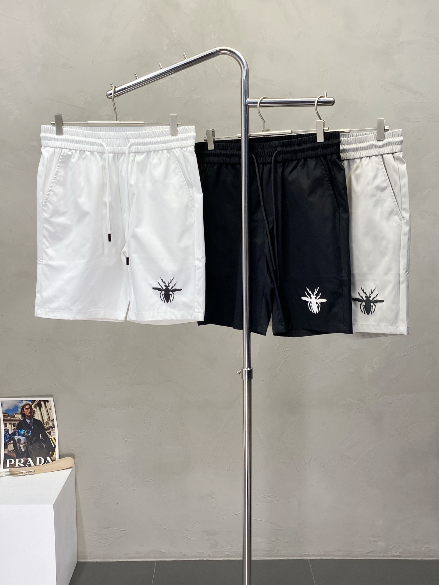 。Dior迪奥💥独家专供新款短裤🩳高端版本！专柜定制面料 透气舒适度高，细节无可挑剔，品牌元素设计理念，