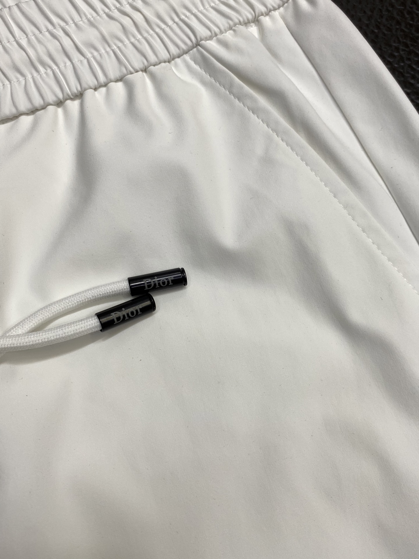 。Dior迪奥💥独家专供新款短裤🩳高端版本！专柜定制面料 透气舒适度高，细节无可挑剔，品牌元素设计理念，