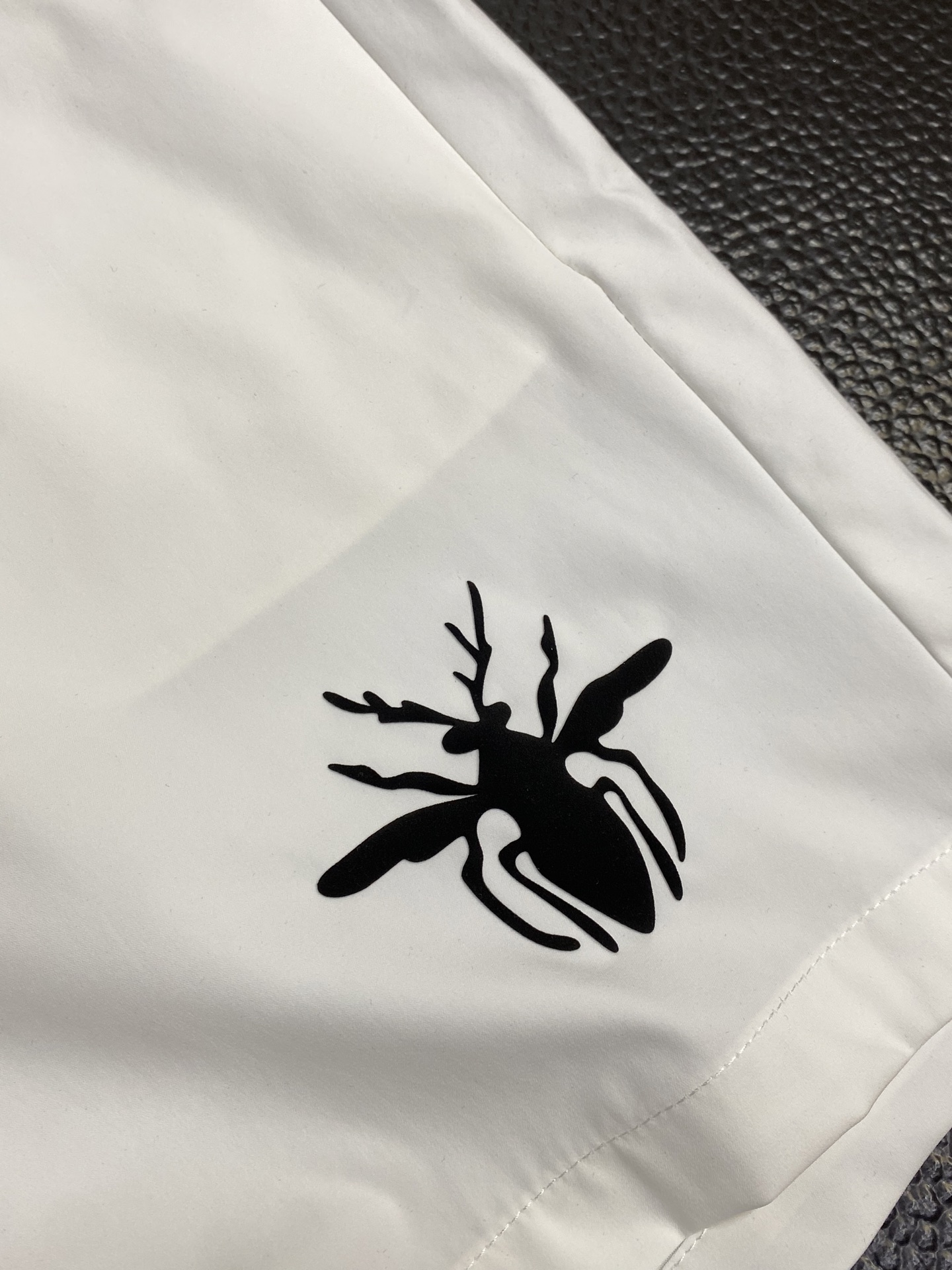 。Dior迪奥💥独家专供新款短裤🩳高端版本！专柜定制面料 透气舒适度高，细节无可挑剔，品牌元素设计理念，