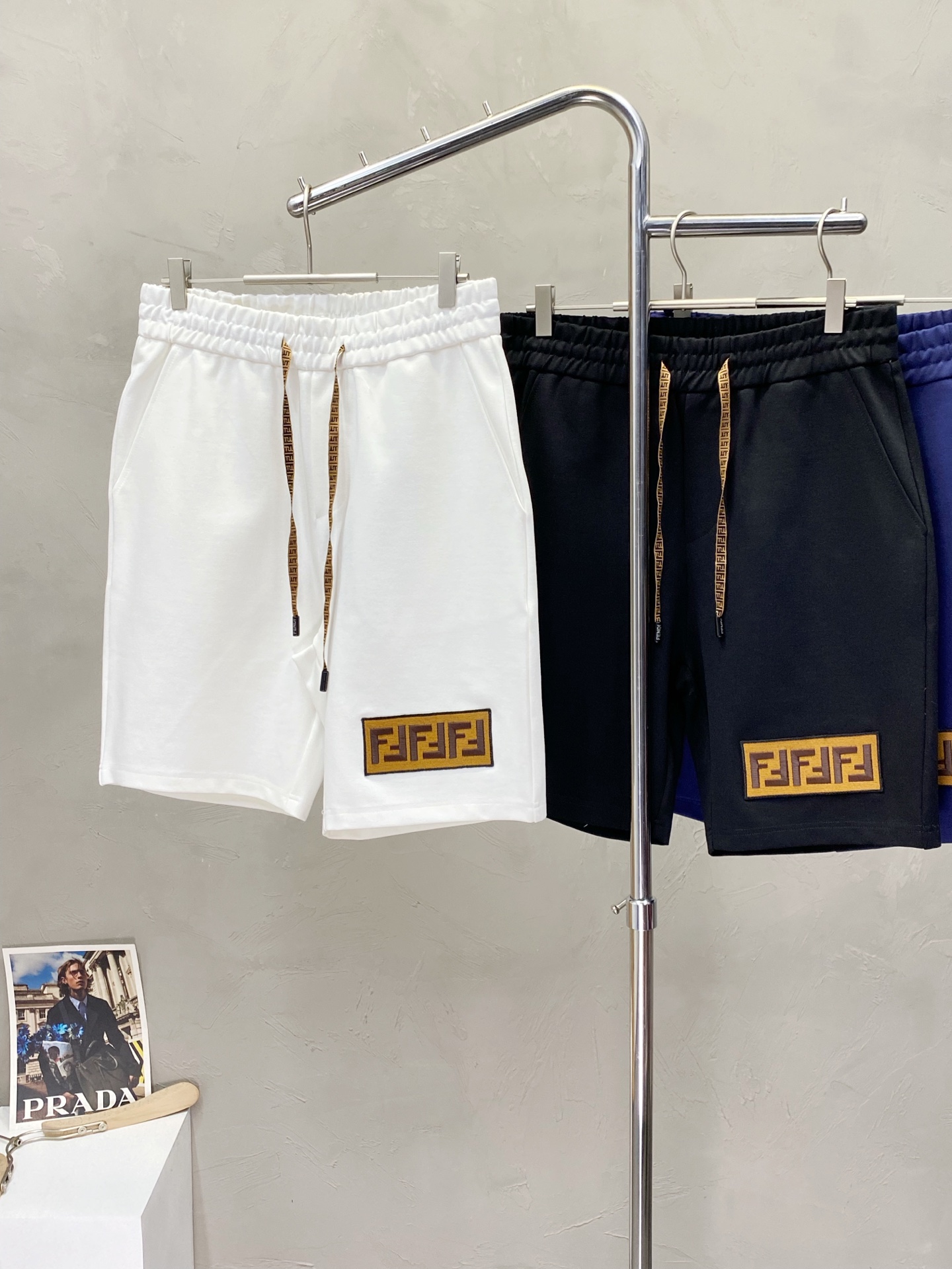 。FENDI芬迪💥独家专供新款短裤🩳高端版本！专柜定制面料 透气舒适度高，细节无可挑剔，品牌元素设计理念